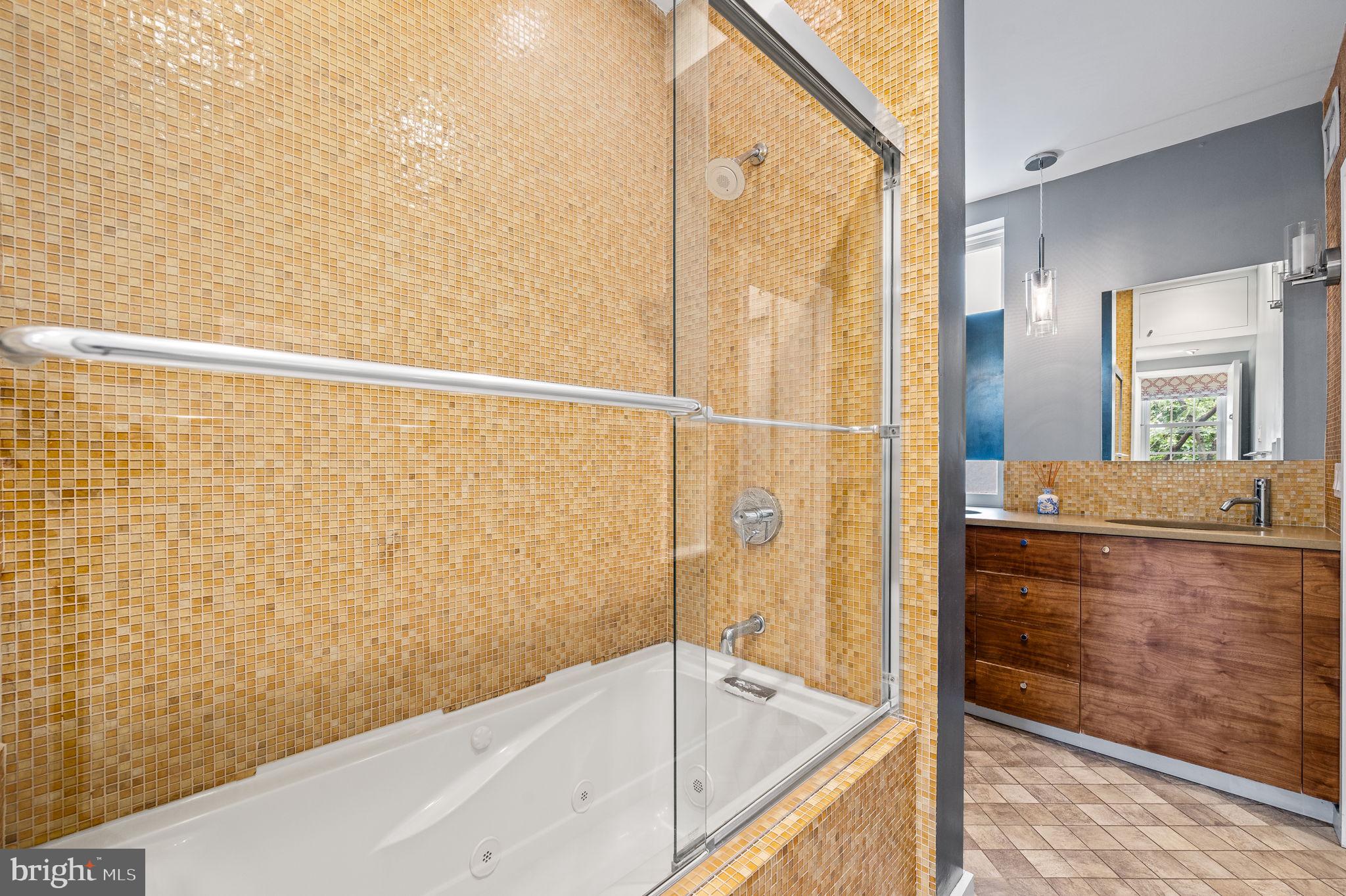 LOGAN SQUARE - Residential