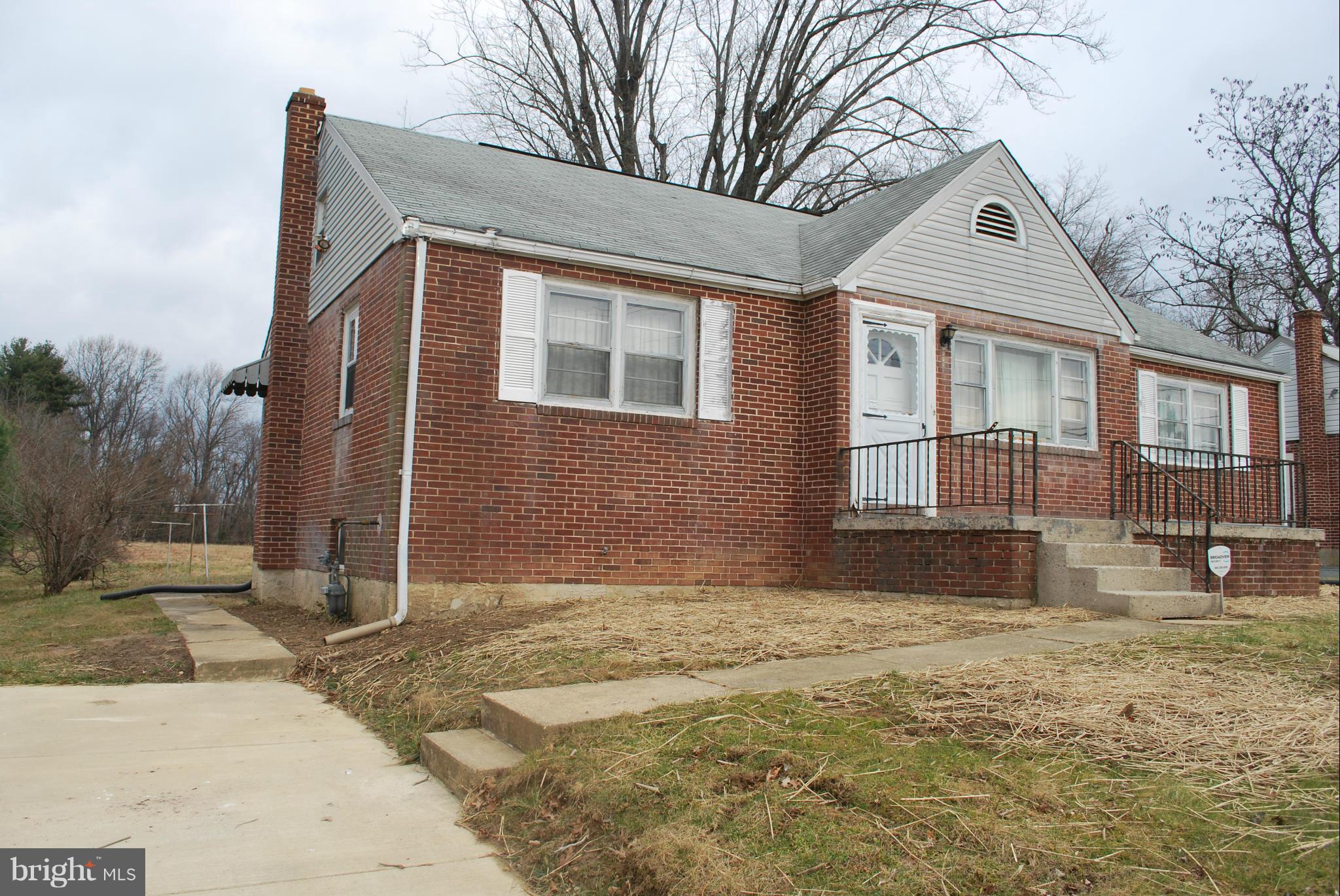WELL LAID OUT HOME ON LARGE LOT.  ADDITIONAL HALF ACRE LOT 04020204000281 INCLUDED!.  .84 TOTAL ACRES IN TOTAL!  ZONED CR - (COMMERCIAL/RESIDENTIAL) MIXED USE.   THE POTENTIAL IS ENDLESS IN THIS STURDY HOME.  GREAT ROOM SIZES!   MAKE YOUR DREAM HOME!