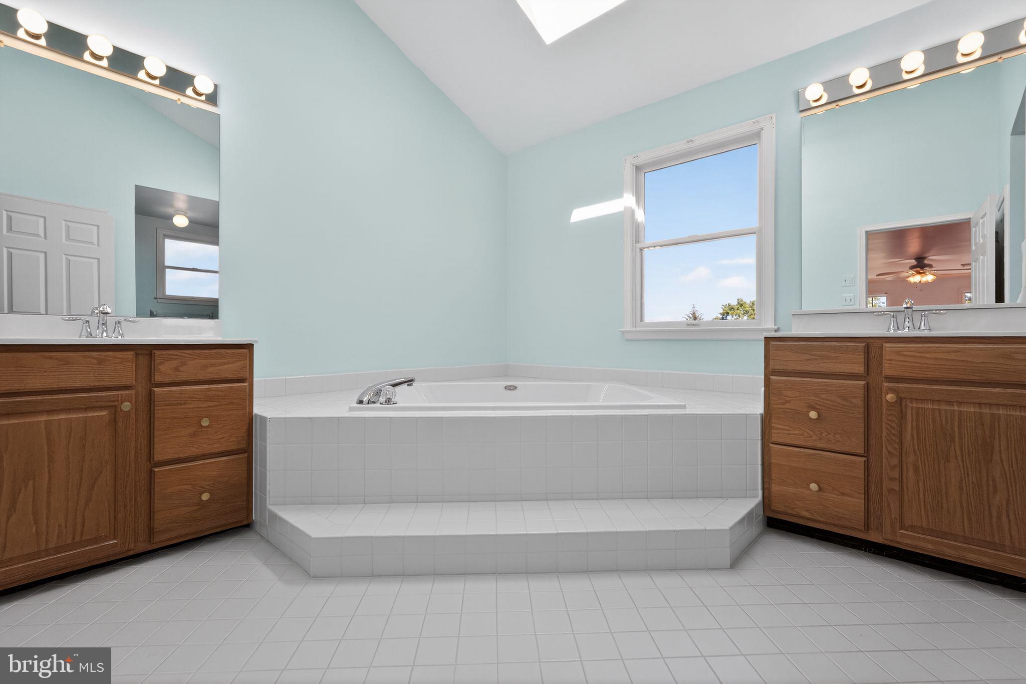 MAINLAND RIDGE - Commercial Sale