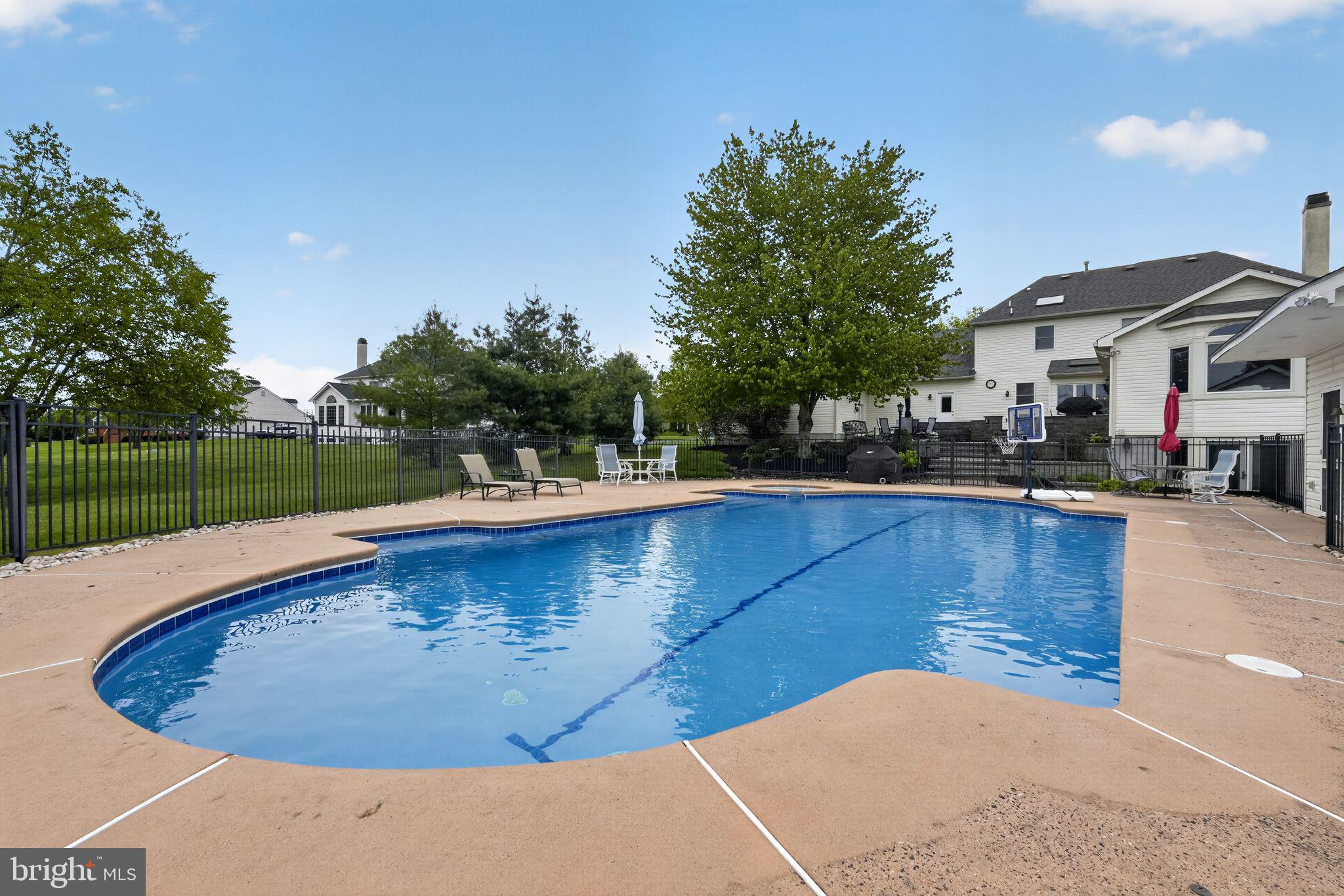MAINLAND RIDGE - Commercial Sale