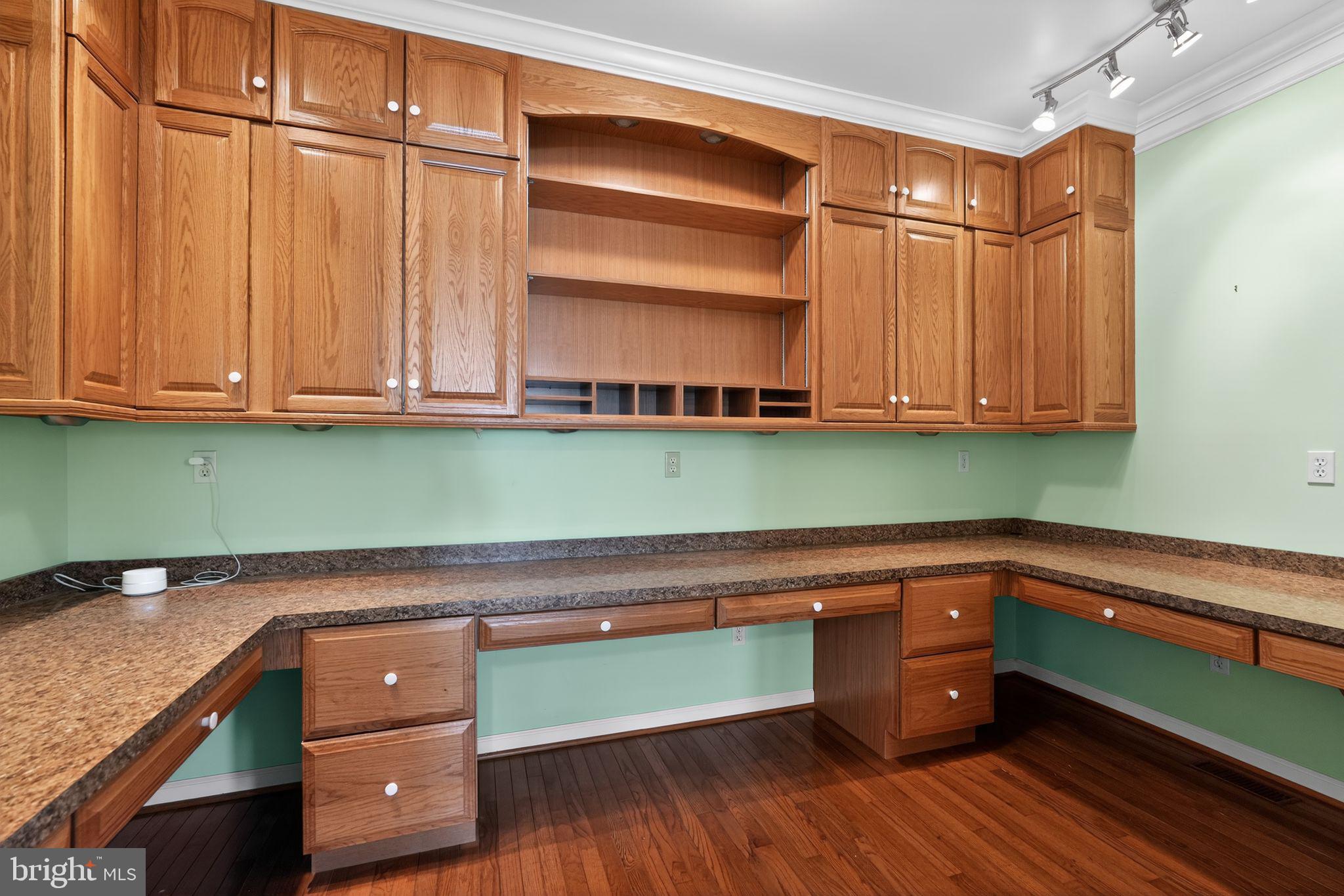 MAINLAND RIDGE - Commercial Sale