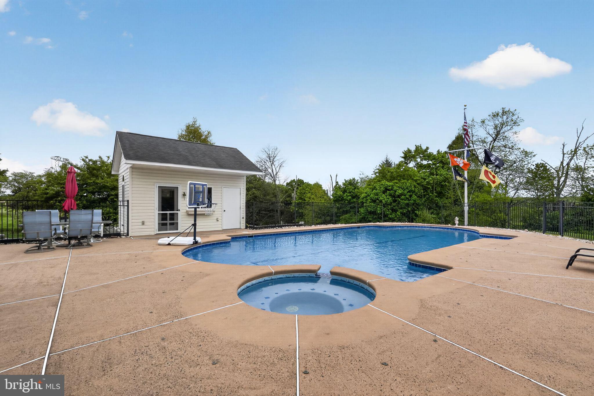 MAINLAND RIDGE - Commercial Sale