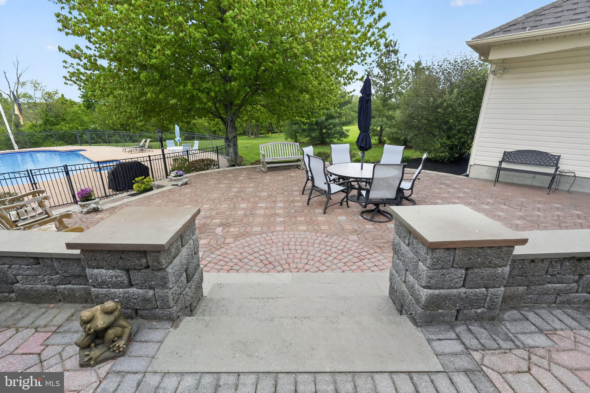 MAINLAND RIDGE - Commercial Sale