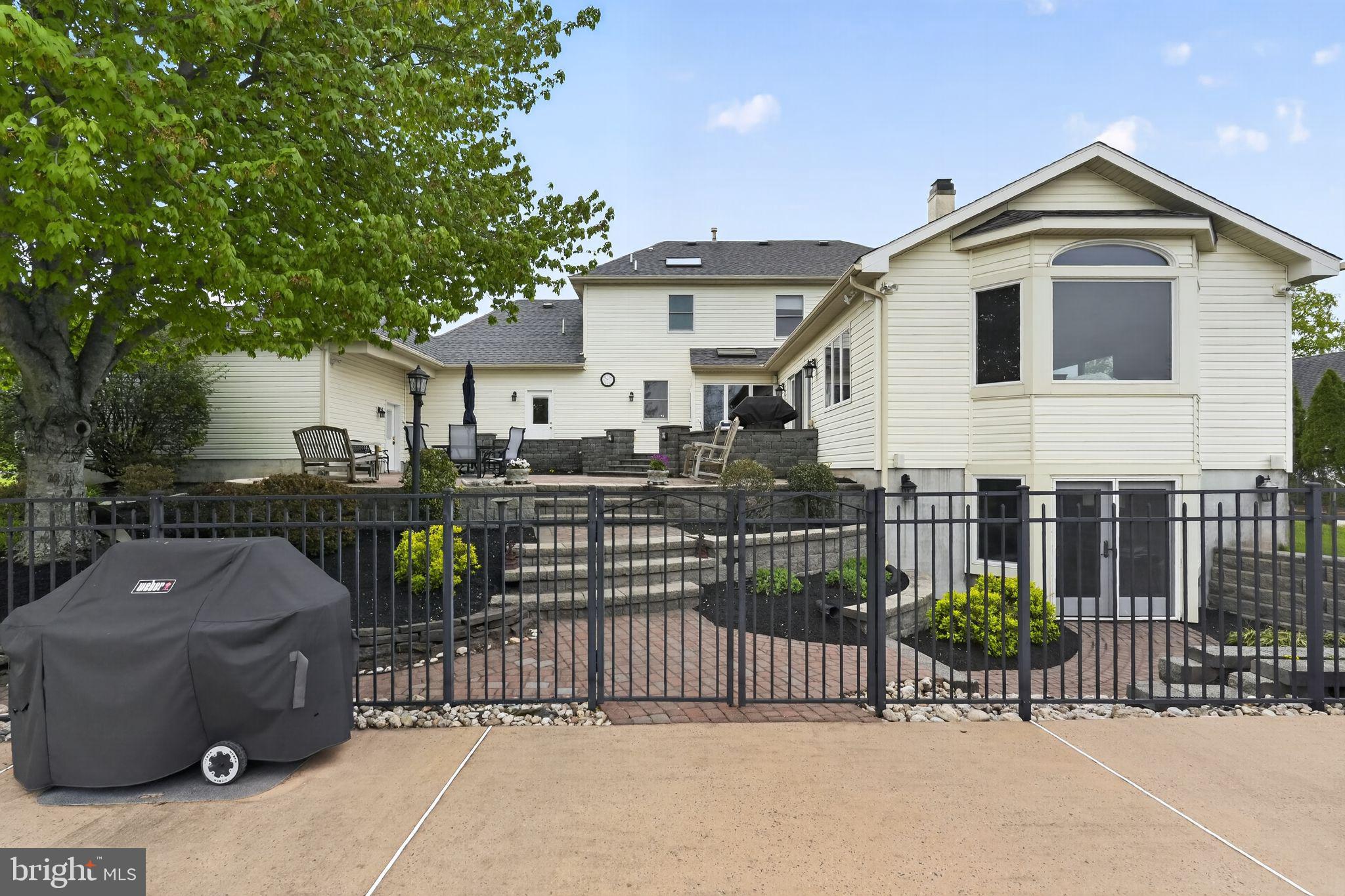 MAINLAND RIDGE - Commercial Sale