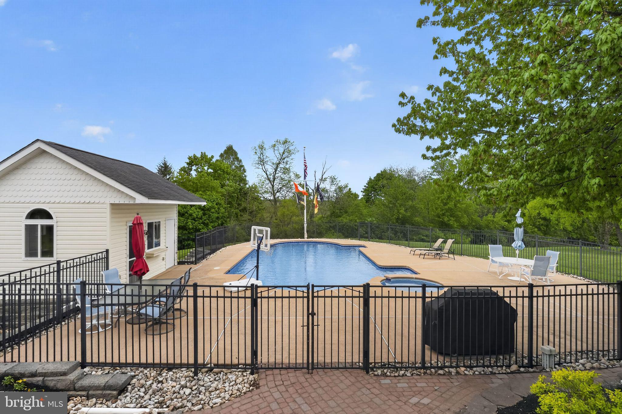 MAINLAND RIDGE - Commercial Sale