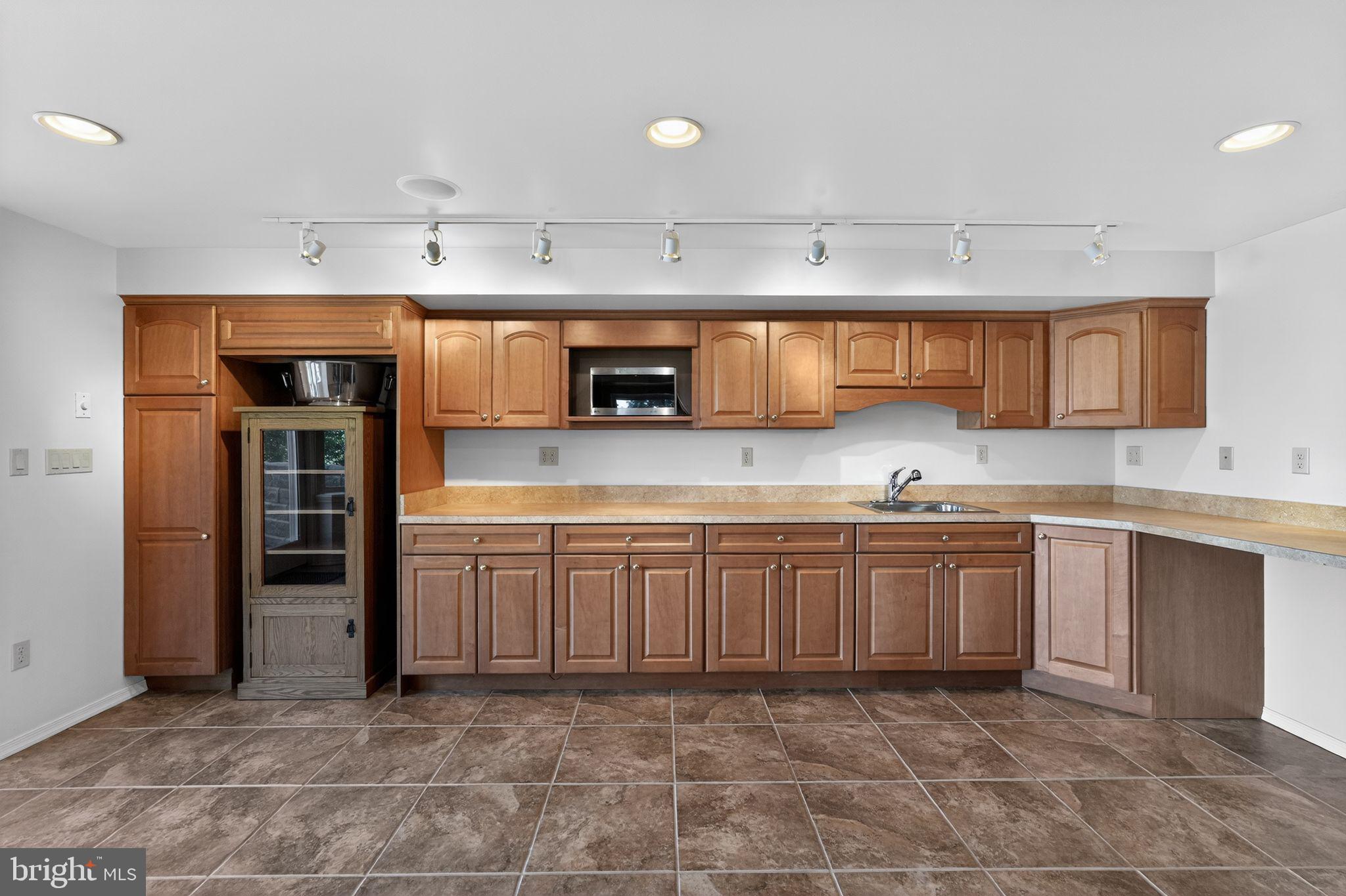MAINLAND RIDGE - Commercial Sale