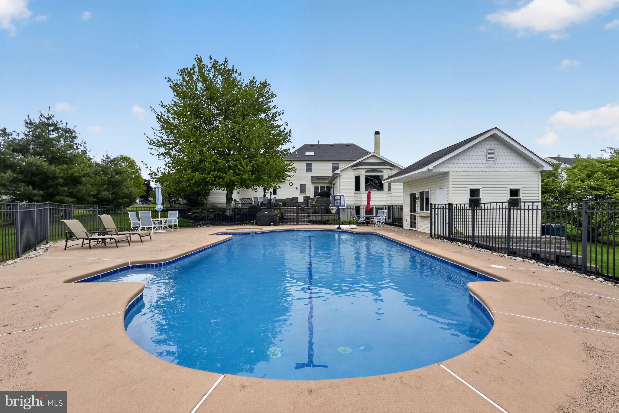 MAINLAND RIDGE - Commercial Sale