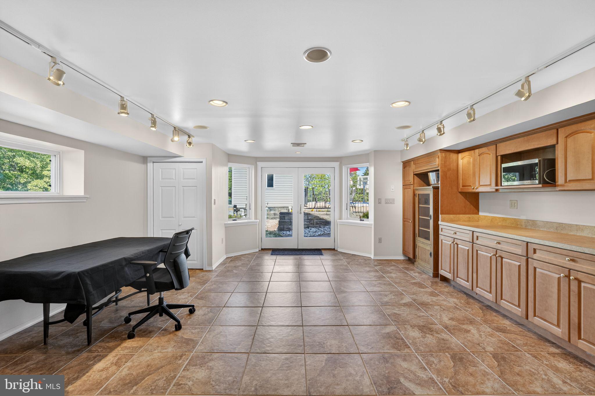 MAINLAND RIDGE - Commercial Sale