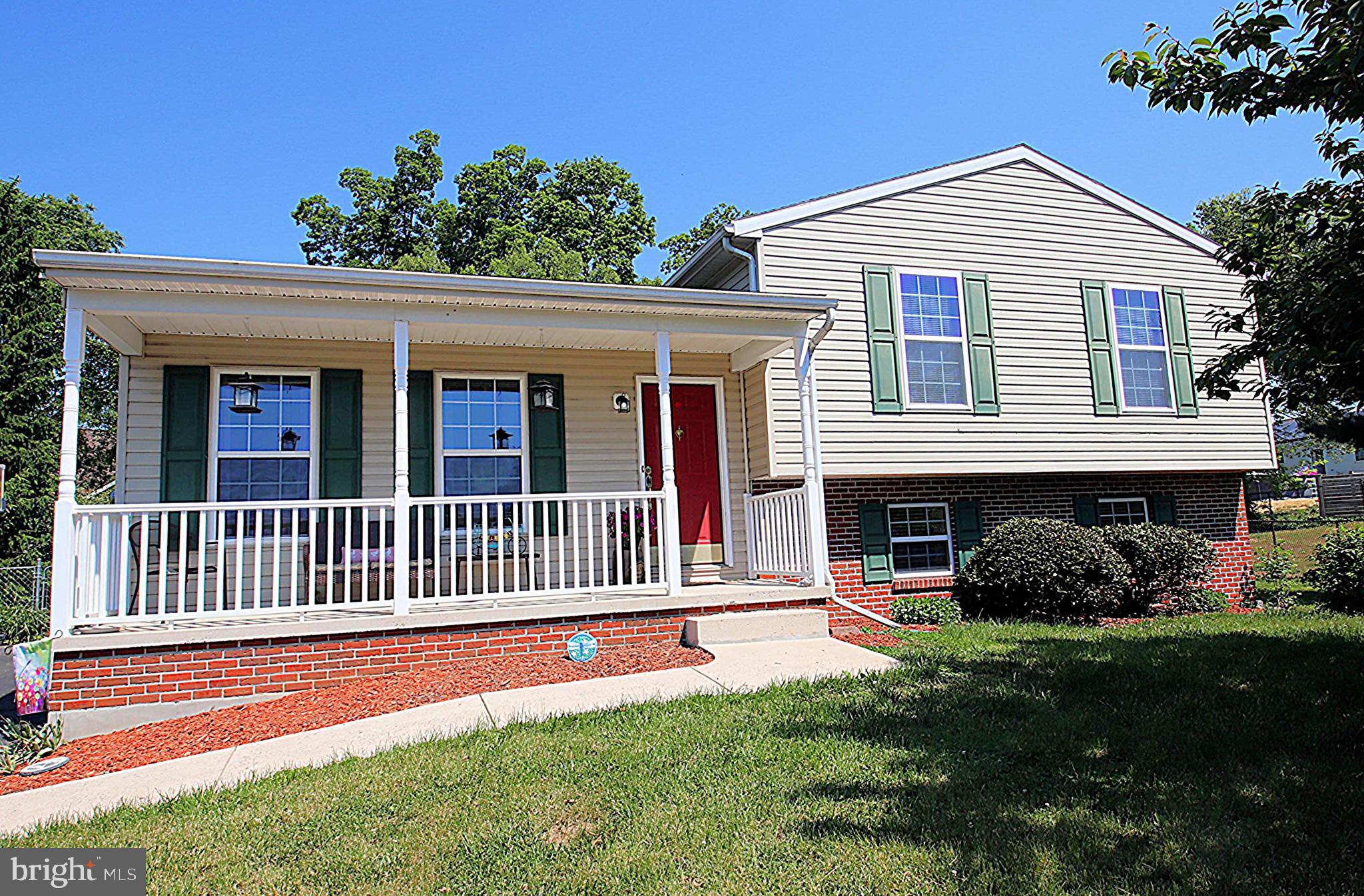 Charming Split Level tucked away at the end of a quiet cul-de-sac in popular Sterling Oaks! 3 finished levels featuring 3 bedrooms, 2 full Bathrooms, galley Kitchen, large Living Room open to Dining Area, Primary Bedroom with en-suite, hardwood floors throughout main living areas, and a large Rec Room/Family Room in the lower level. Enjoy quiet afternoons on the deck or in the large back yard with a fenced in area for pets. The house is turn-key and ready for new owners!