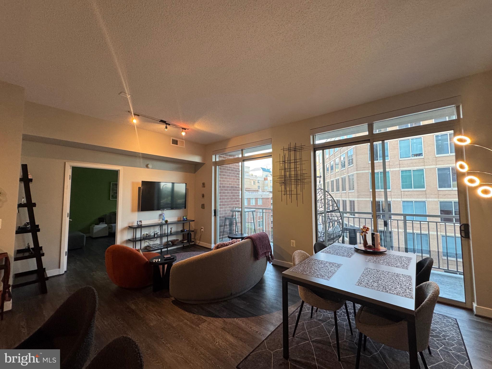 THE HAWTHORN CONDOMINIUM - Residential Lease