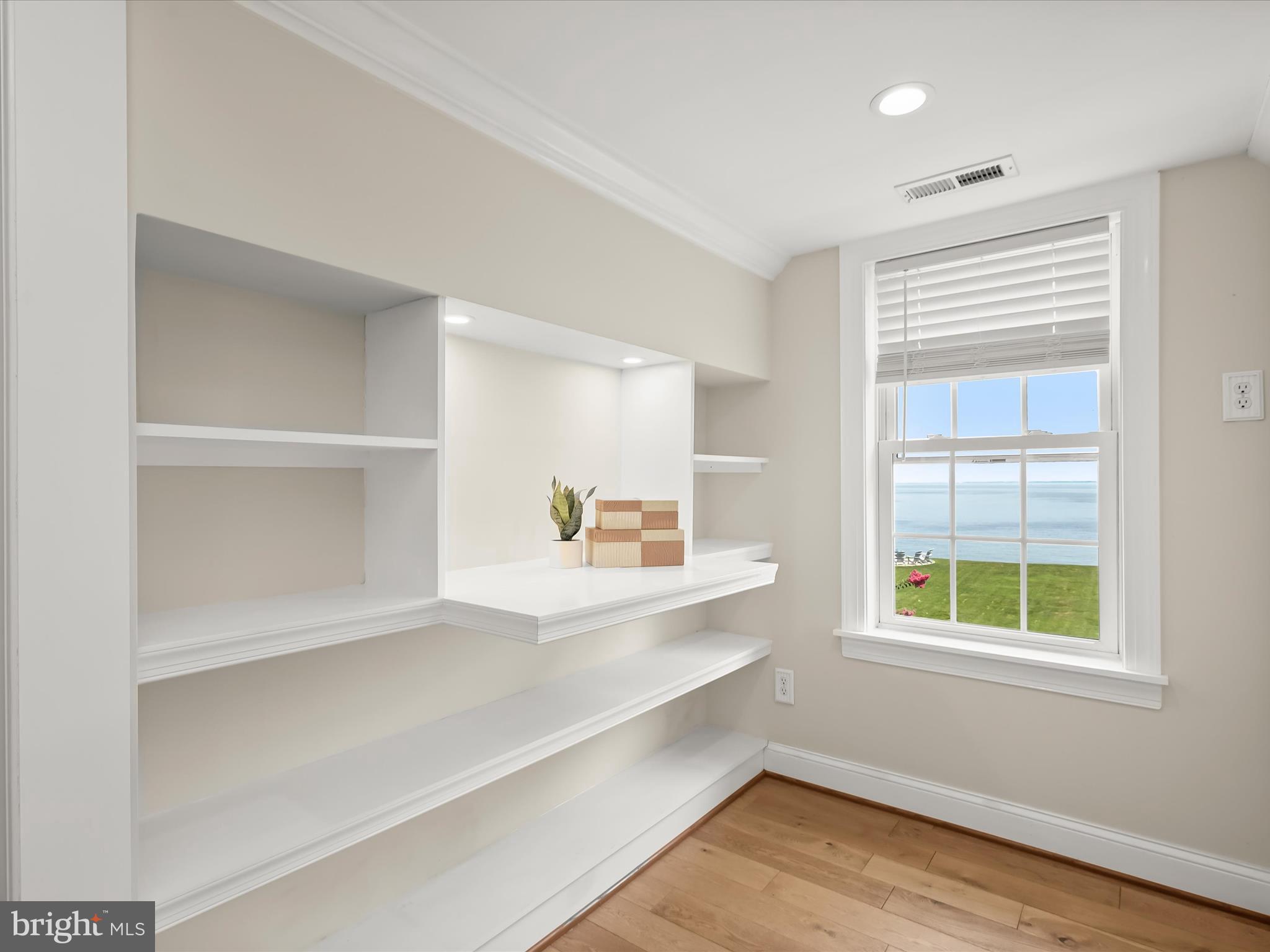 LAKE SHORE - Residential