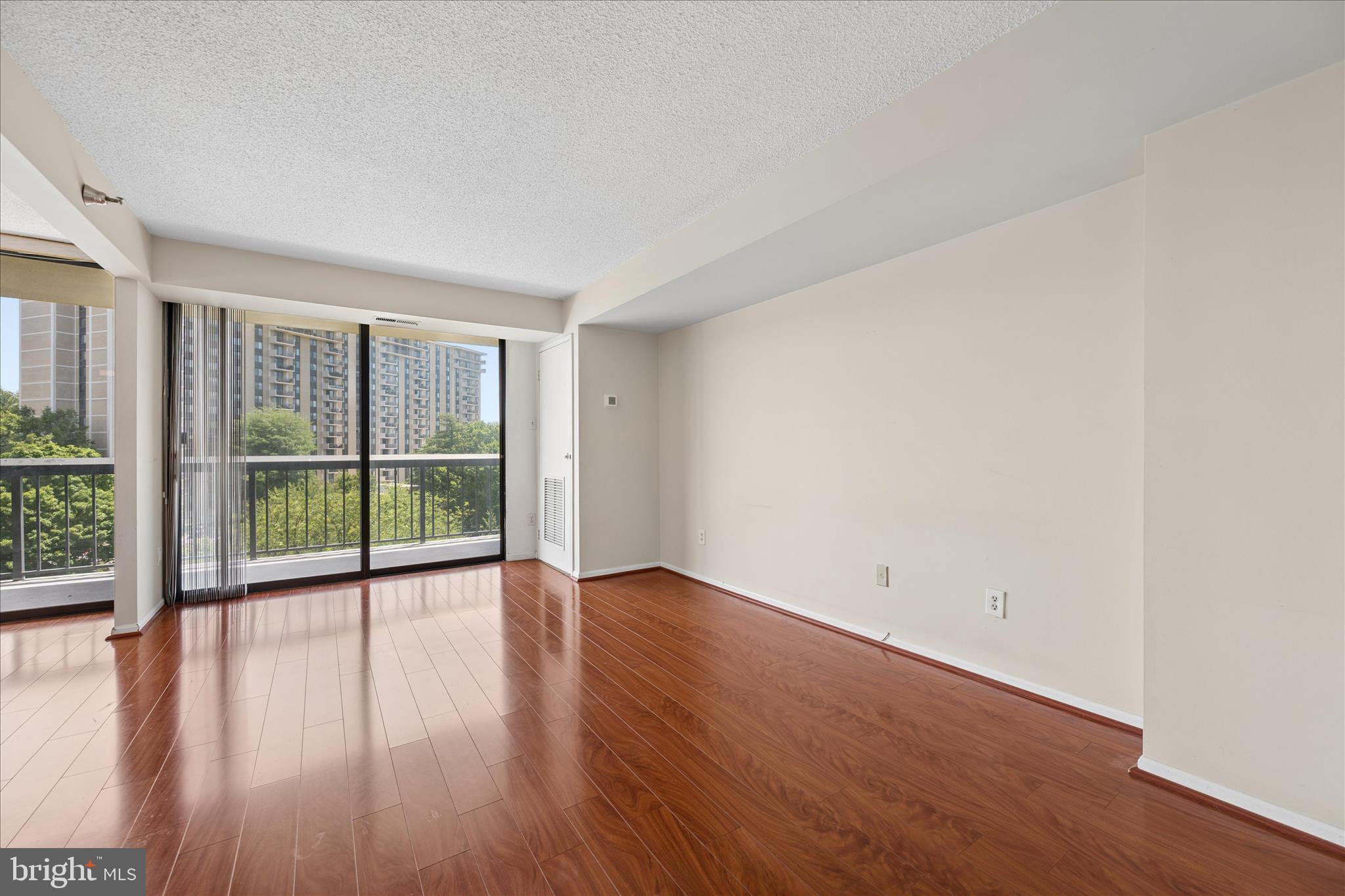 CHELSEA TOWERS - Residential