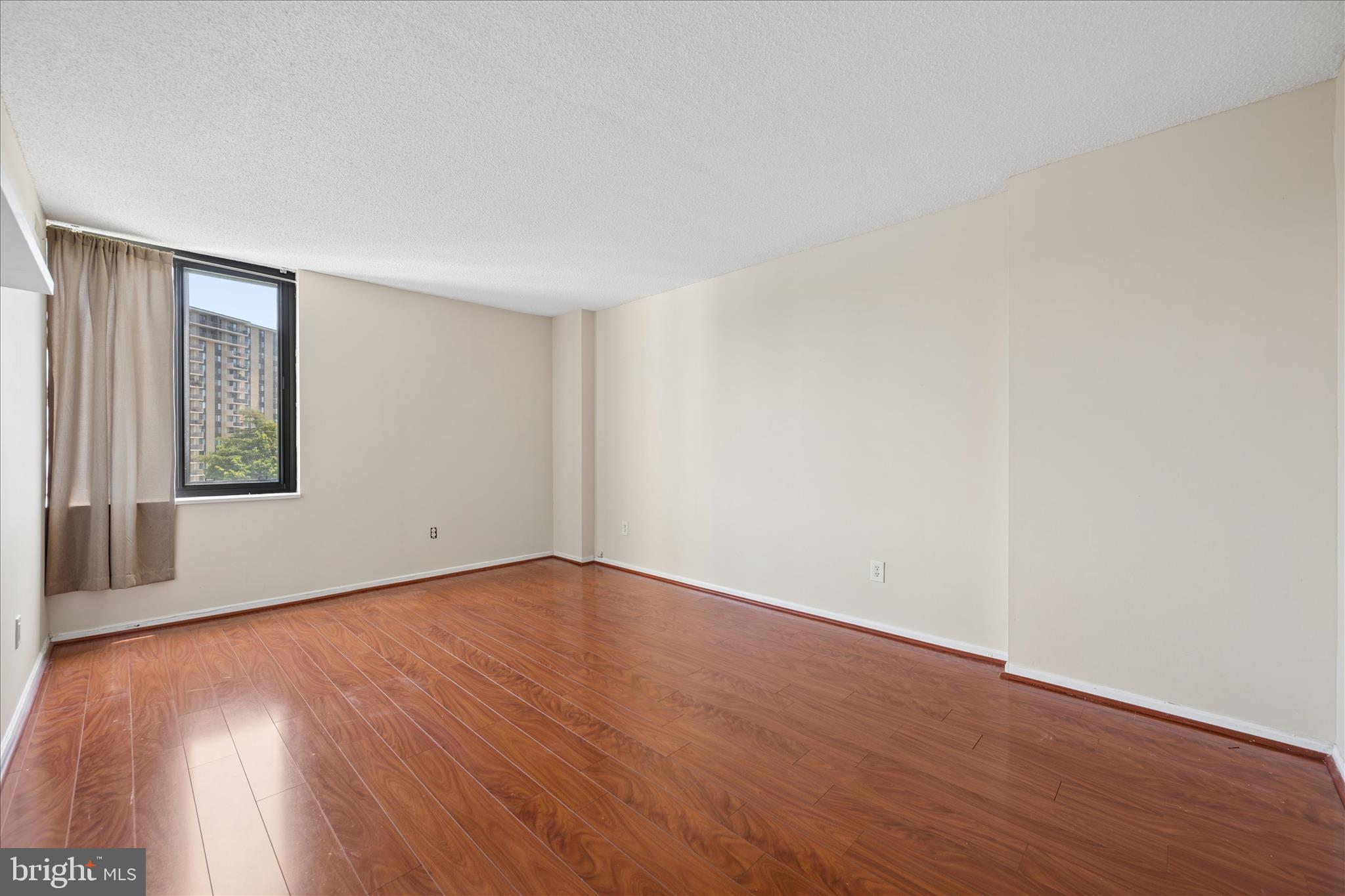 CHELSEA TOWERS - Residential