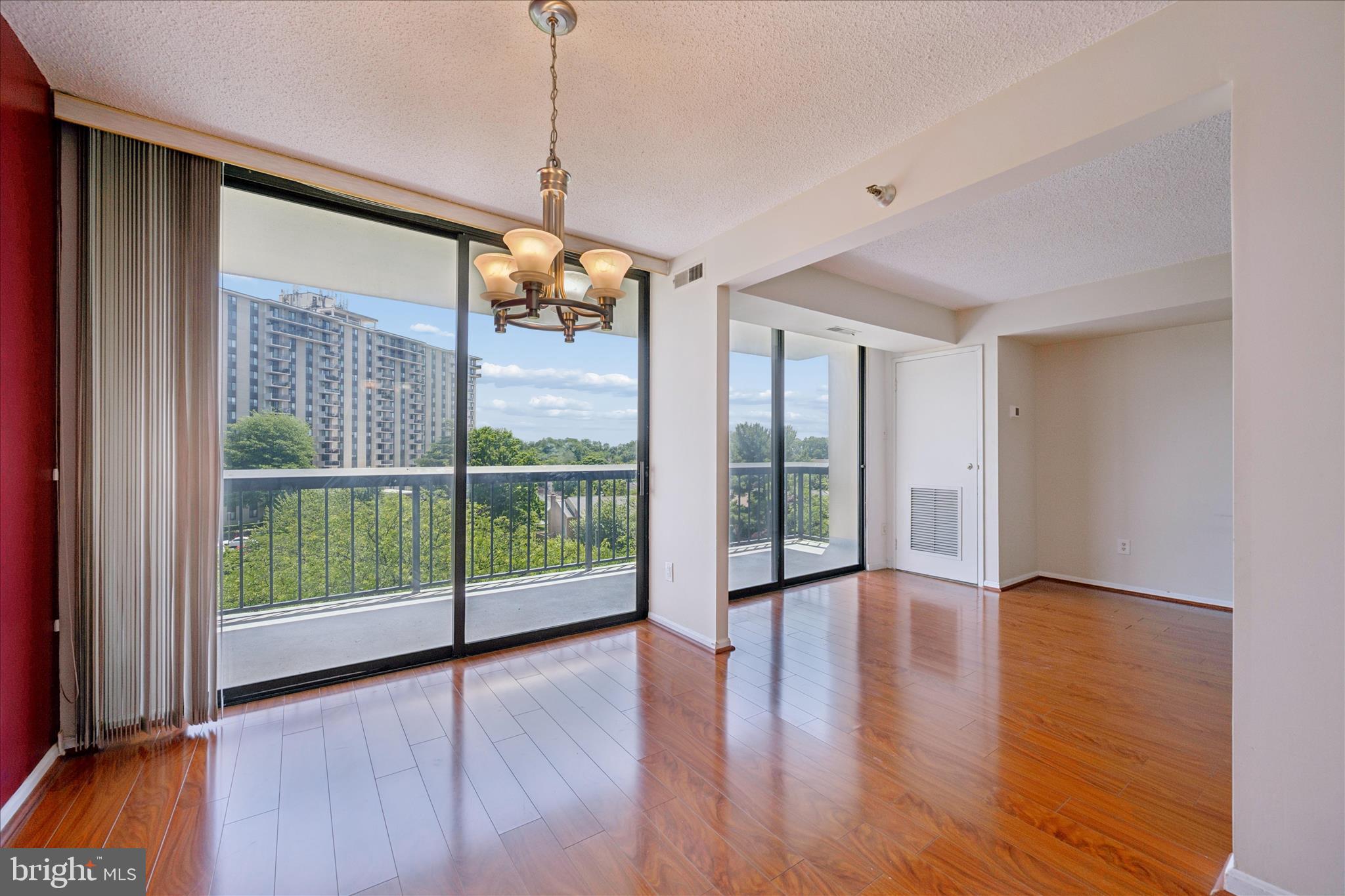 CHELSEA TOWERS - Residential