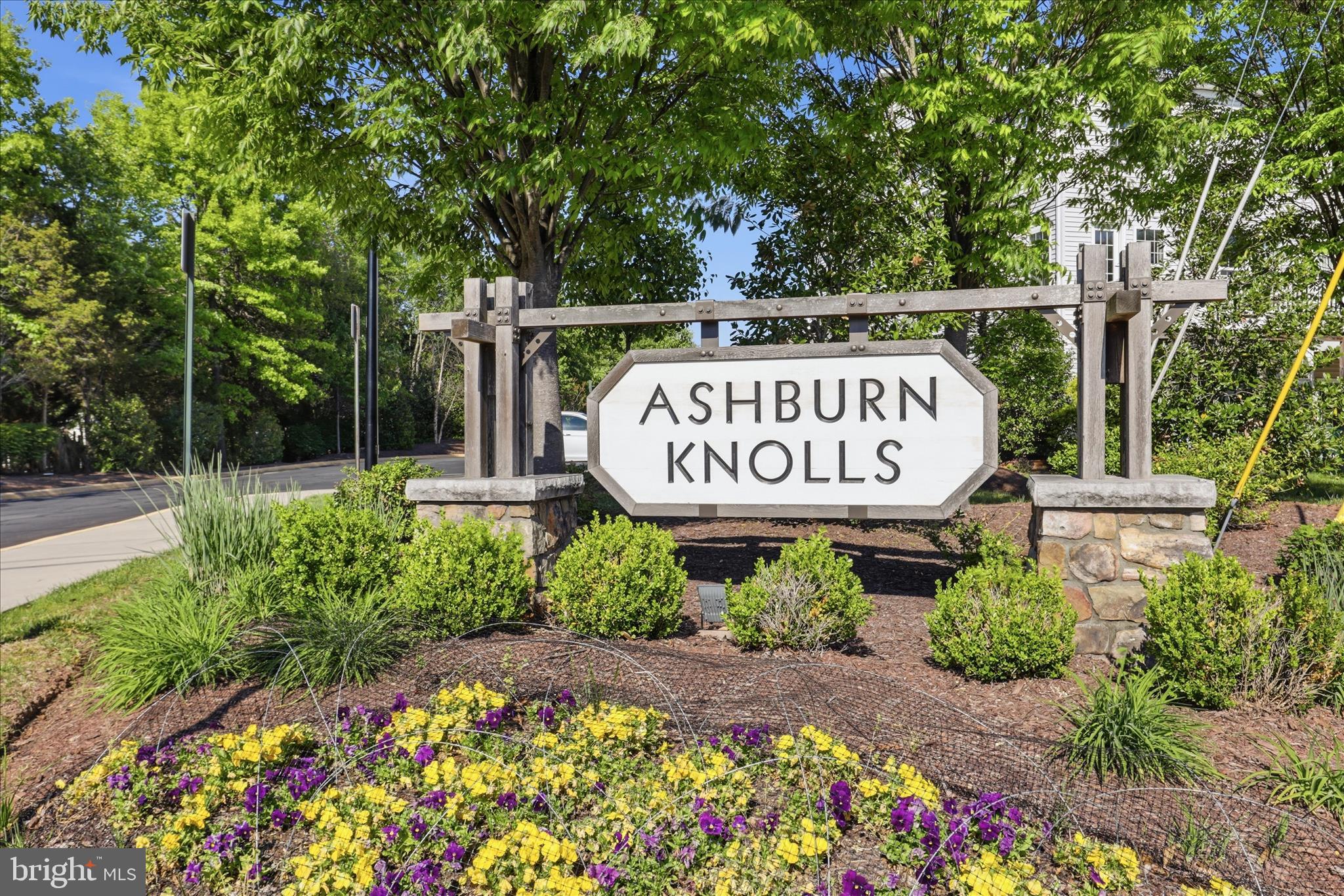 ASHBURN KNOLLS - Residential