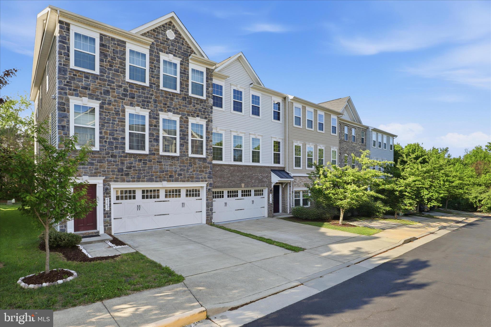 ASHBURN KNOLLS - Residential