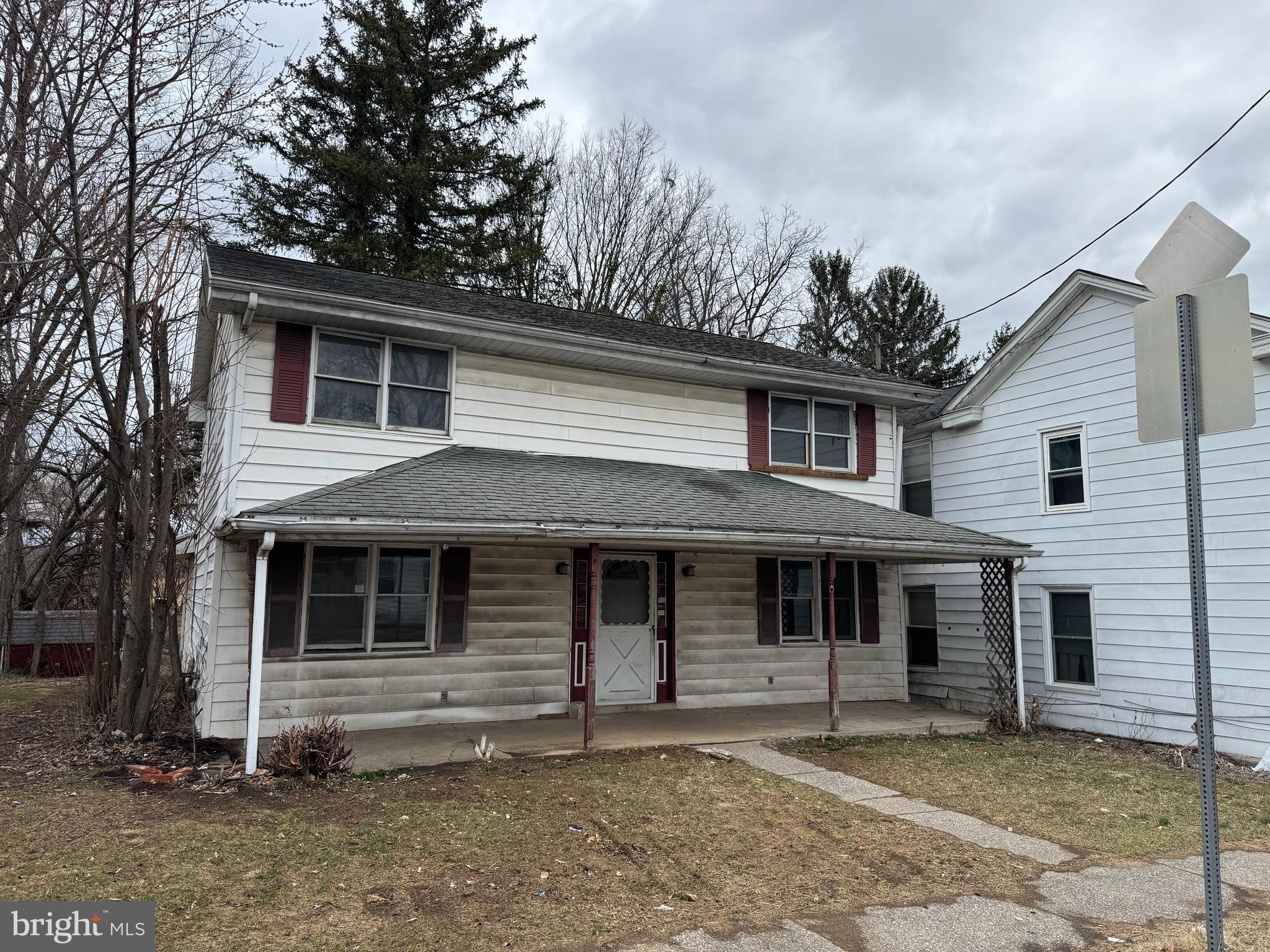 BANK OWNED. Great location. Near everything. Needs a some TLC. 
Detached, 3 Bedroom, 1 bath Home with parking on the back. 
Nice lot goes all the way back to the alley.

Highest And Best due Date Is 3/31/2025 11:59:00 PM
** MULTIPLE OFFER NOTICE ** The the property is being sold strictly in AS-IS condition.

APRIL 4 UPDATE: Awaiting Contract Signtures from Seller (Bank). This will take days. Property no longer avaibale but cannot go officially "Pending" until we recieve the fully ratified contract.