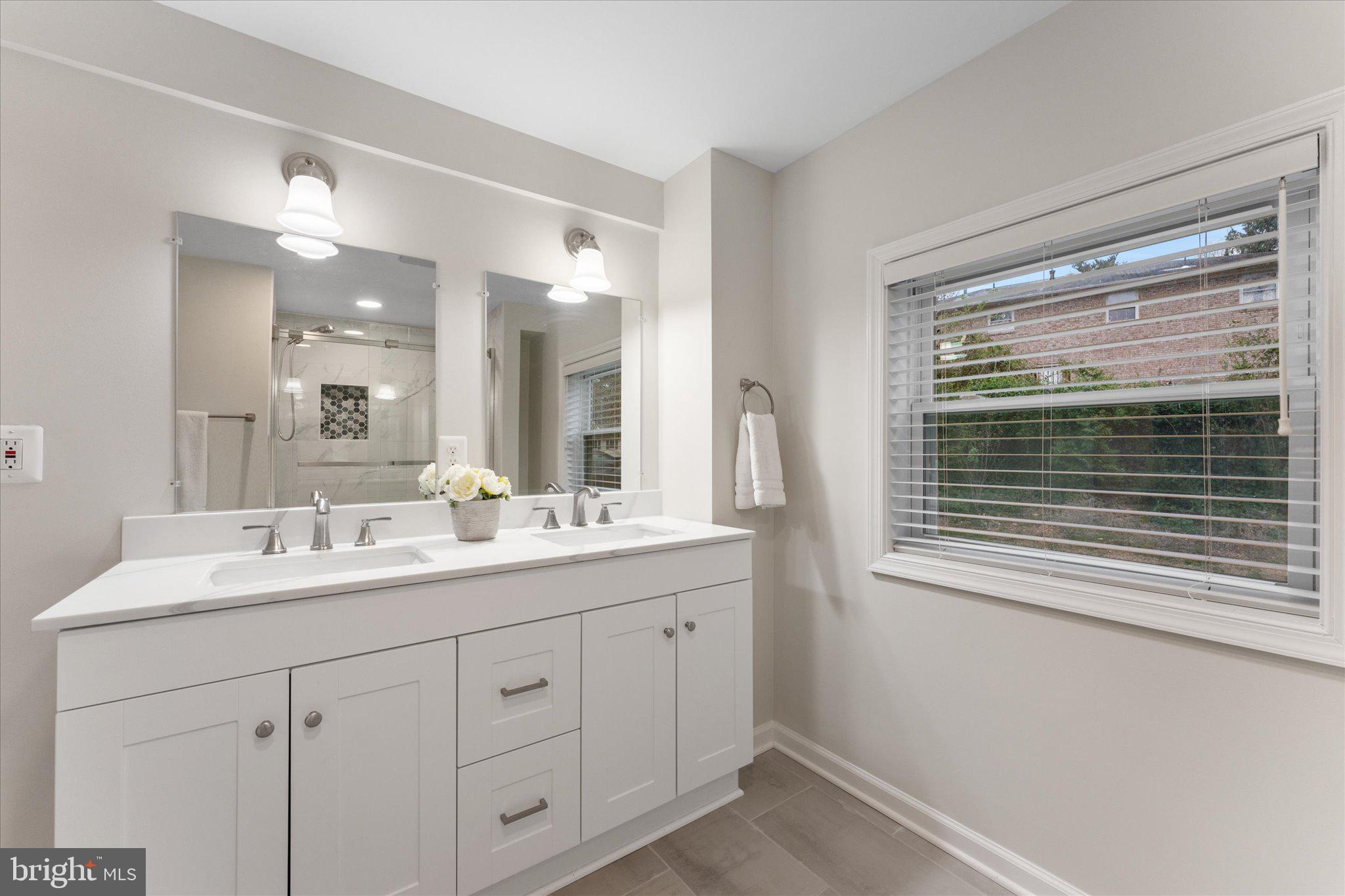 DONNA LEE GARDENS - Residential
