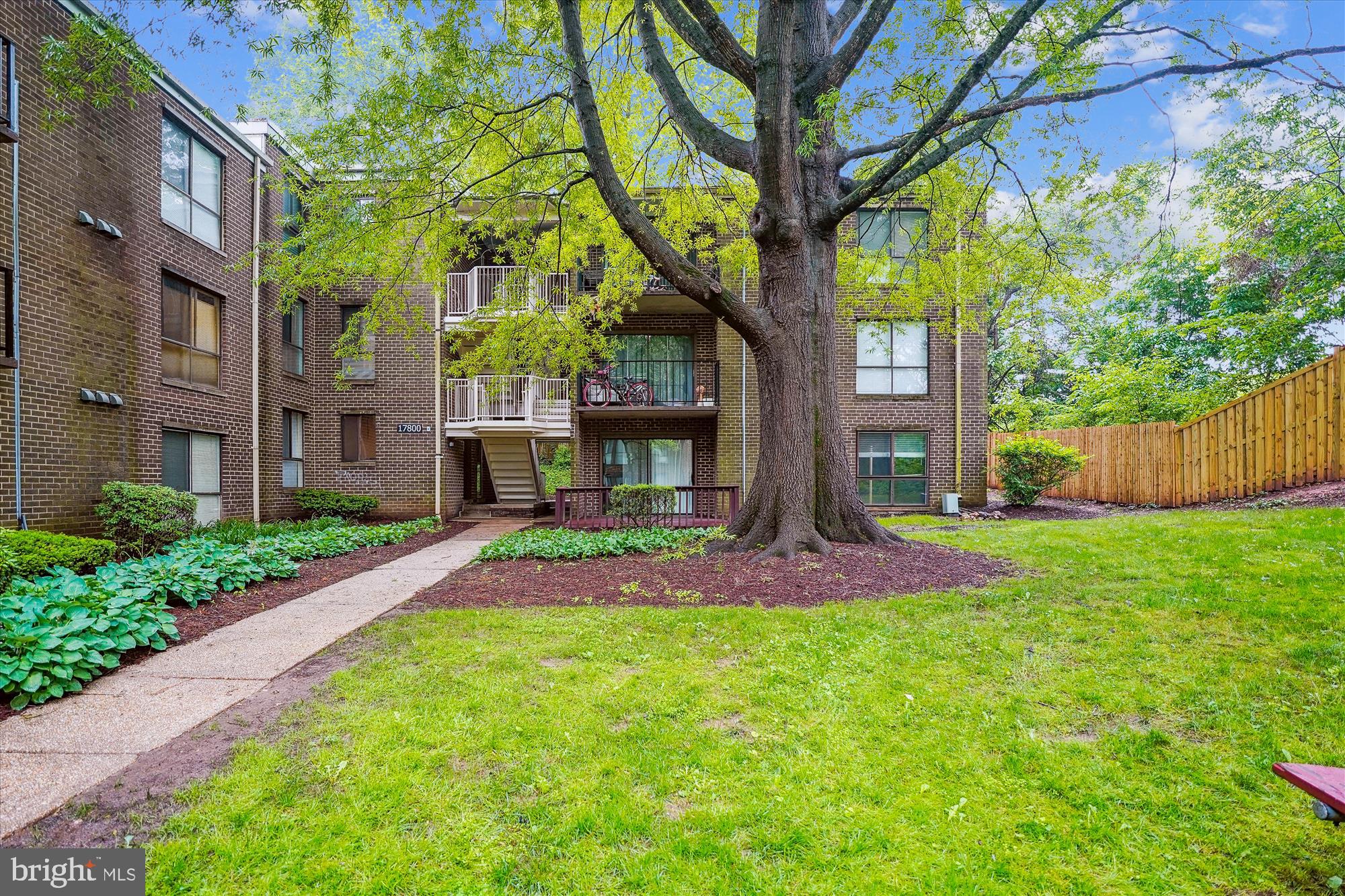 CAMELBACK VILLAGE - Residential