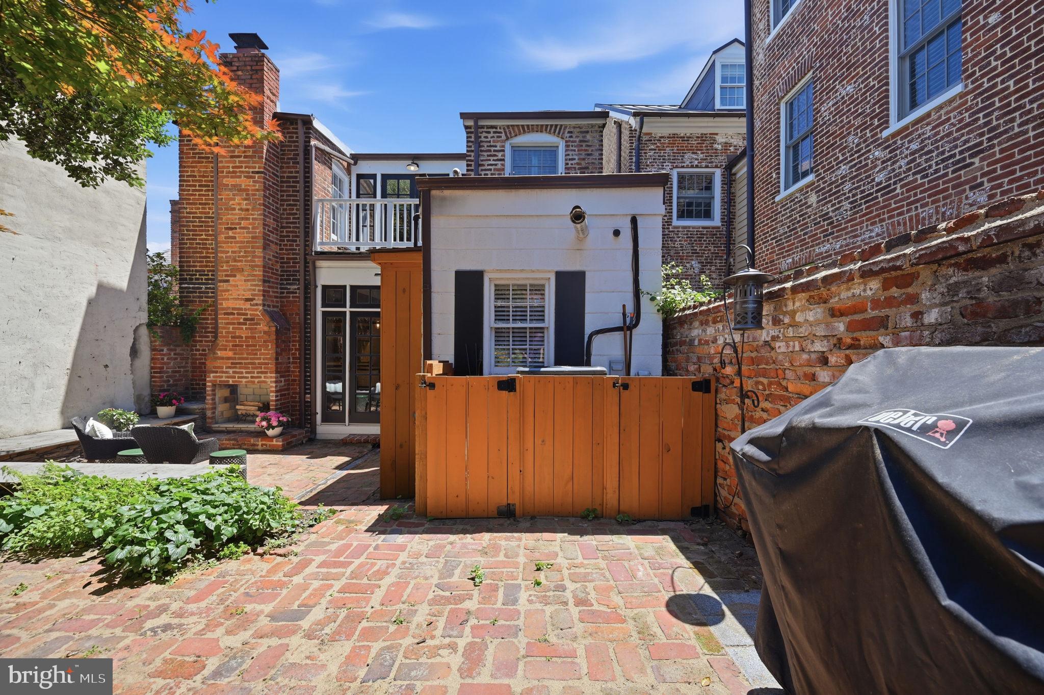OLD TOWN ALEXANDRIA - Residential