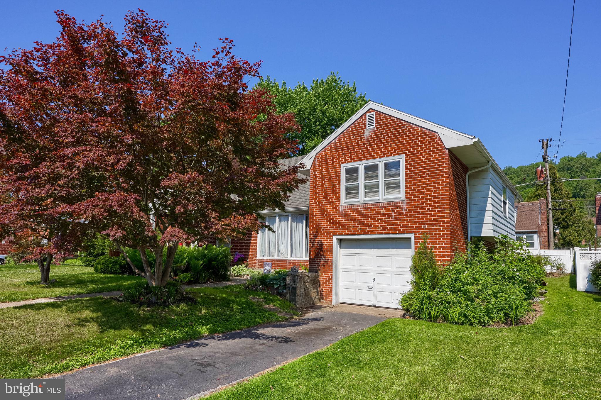 Charming all-brick split-level detached single-family home featuring 4 spacious bedrooms and 1.5 baths. This home offers plenty of room for comfortable living, with a functional layout and great potential to make it your own. Conveniently located close to shopping, dining, and everyday amenities. Don’t miss this opportunity!