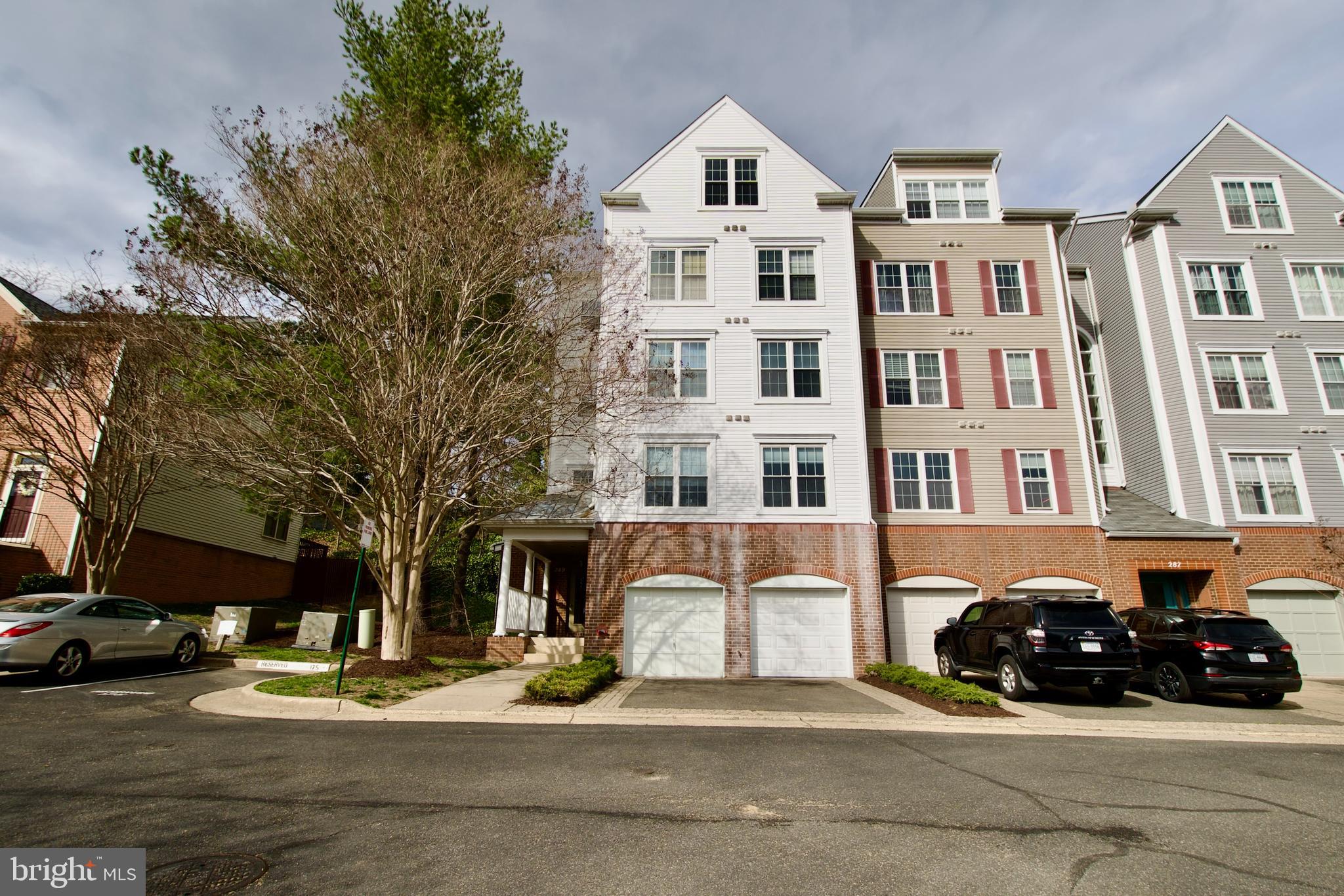 Spacious 2BR/2BA Condo for Rent – Alexandria, VA

Welcome home to this wonderful and spacious 2-bedroom, 2-bathroom condominium in Alexandria, VA! Located just 1 mile from Van Dorn Metro, you can enjoy a quick and easy commute to Washington, DC (approximately 9 miles away!). This beautiful condo is in a prime location – near Old Town Alexandria, Shirlington, I-395, I-95, and HOV lanes. Relax and unwind on your private balcony and enjoy the community pool or clubhouse. 

This condo offers everything you need for comfortable and convenient living!