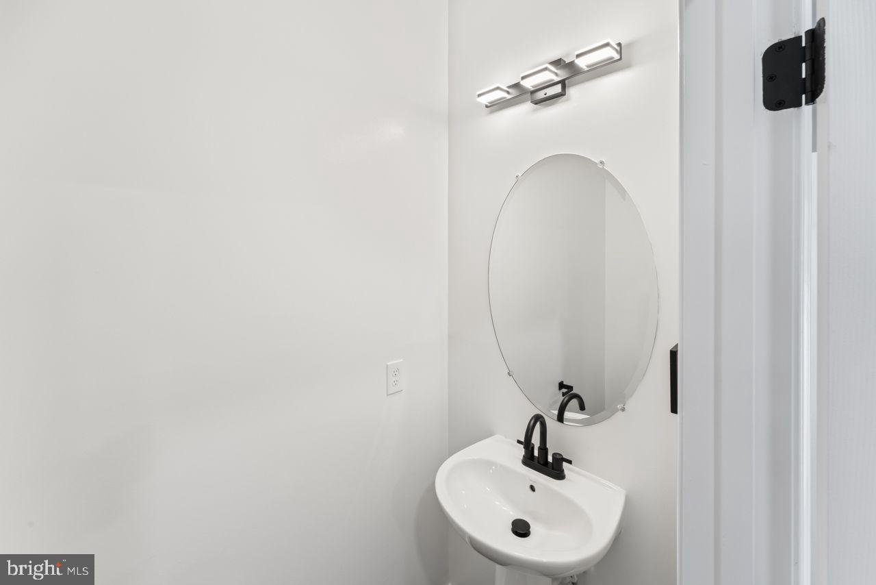 CHERRY HILL CROSSING CONDOMINIUM - Residential Lease