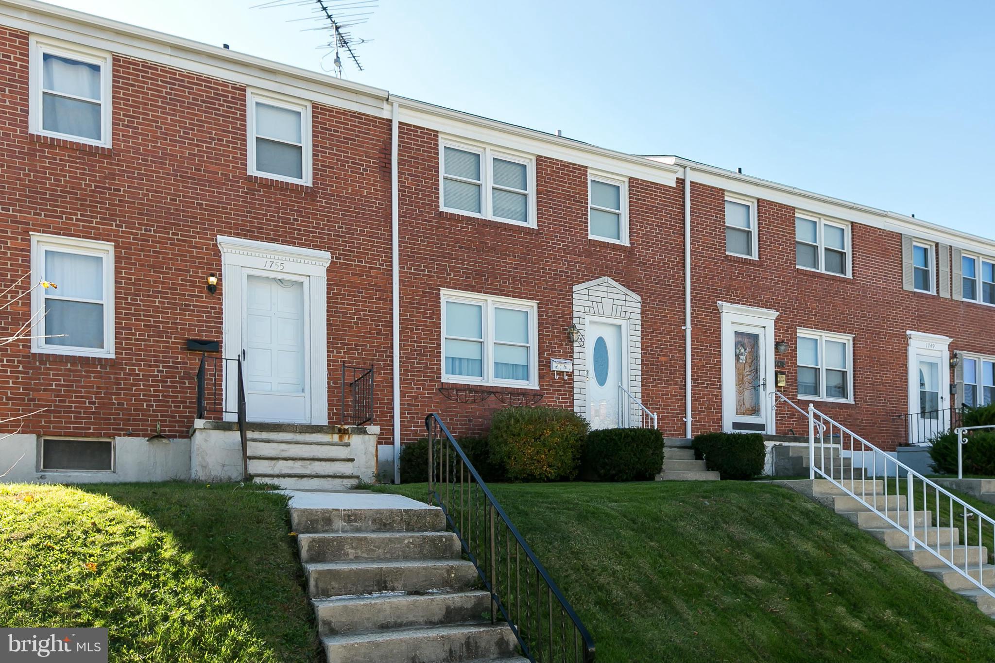 3 bedroom 1 1/2 bath townhouse with lots of updates, furnace , hot water heater, windows and much more. Spacious livingroom with seperate dining room . Breakfast bar not to mention finished lower level. Storage room. PLus landscapedprivate yard