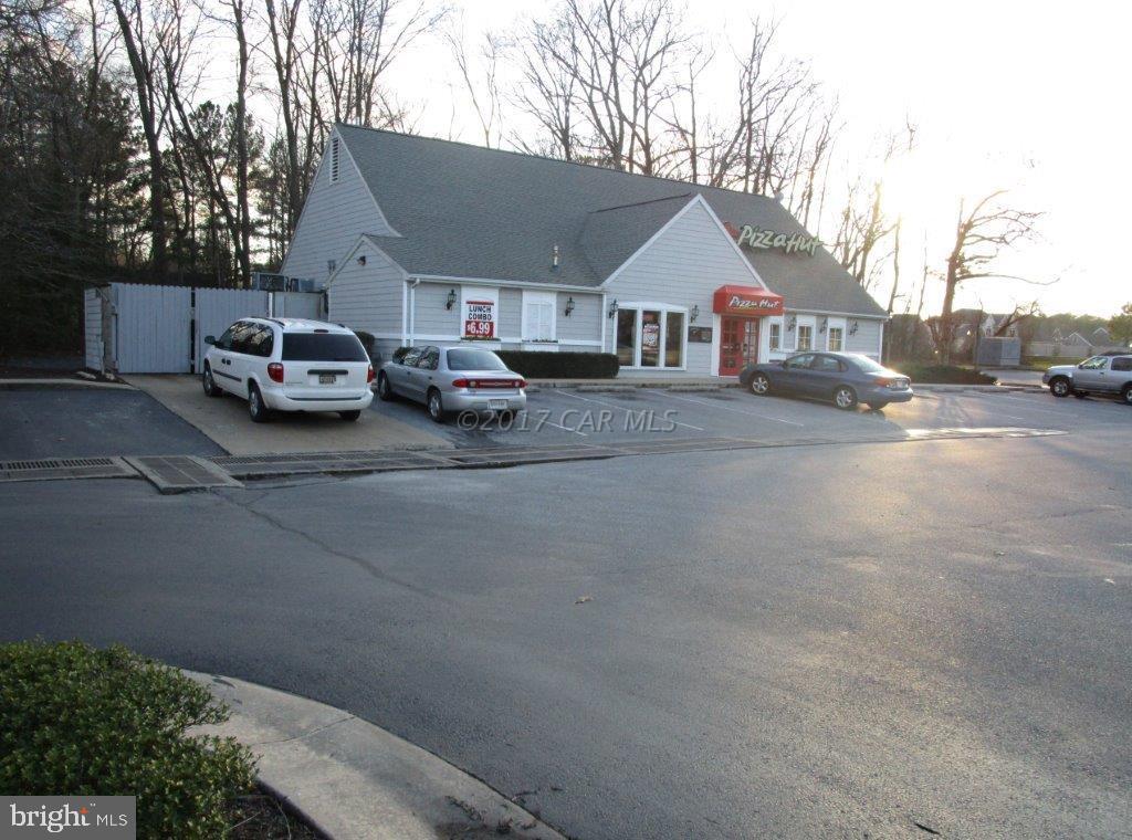 Pizza Hut building for sale. Great location , plenty of parking.  All equipment to remain with the exception of anything specific to '' Pizza Hut'' . Pizza Hut franchise could be purchased separately