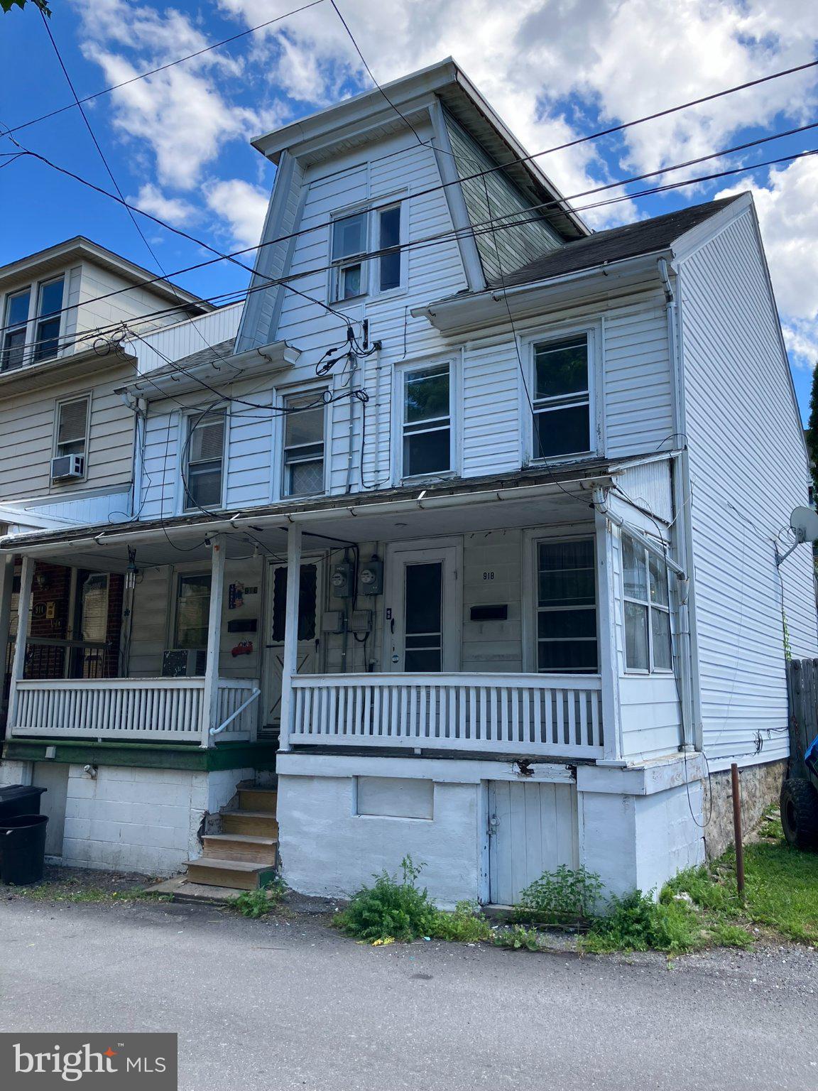Great opportunity for investors or buyers looking for an affordable home!

This end-of-row townhouse features 2 bedrooms, 1 full bathroom, a full unfinished basement with laundry area, a shed for additional storage, and a low-maintenance lot. All appliances are included, making it move-in ready for the next owner.

Whether you're looking to add to your rental portfolio, create a comfortable home, or add your own personal touches, this property offers a nice balance of convenience and value!

Adjoining property at 916 W Wood St. is also available for sale--seller will consider a package purchase.