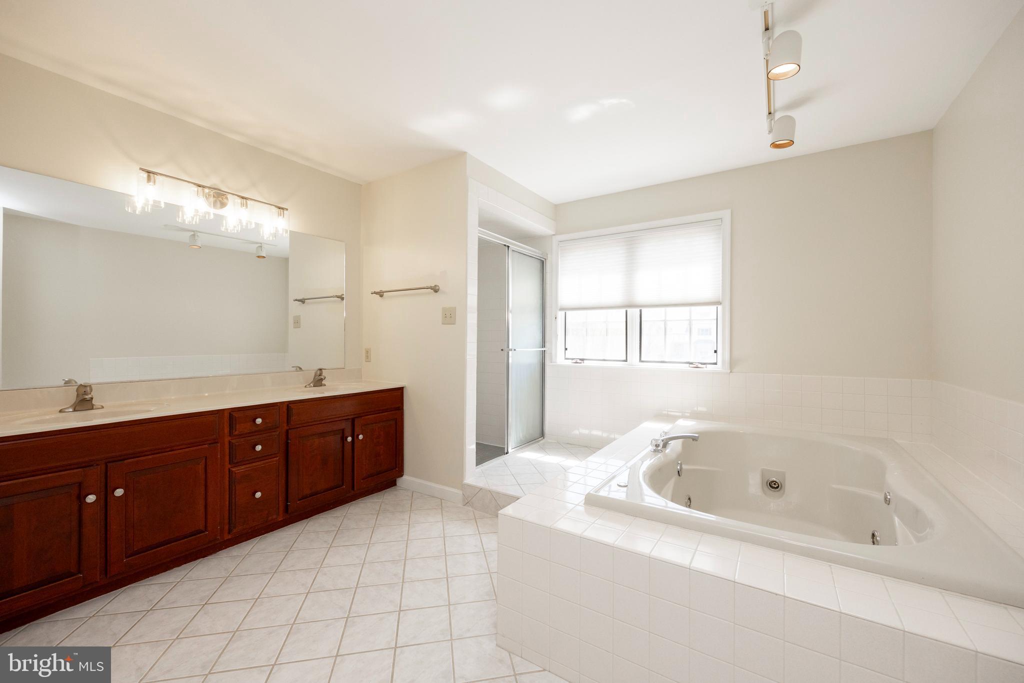 CAMBRIDGE CHASE - Residential