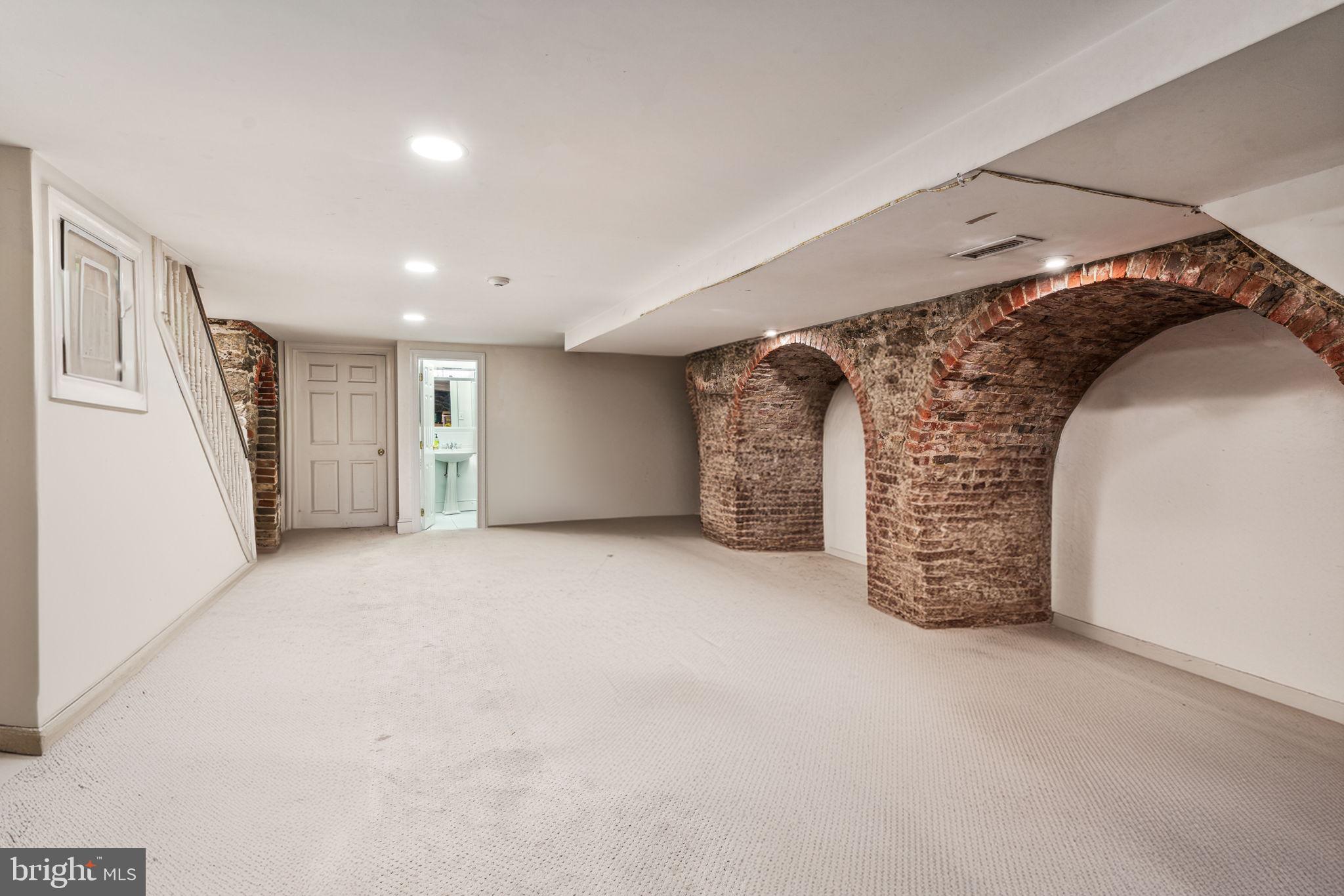 QUEEN VILLAGE - Residential