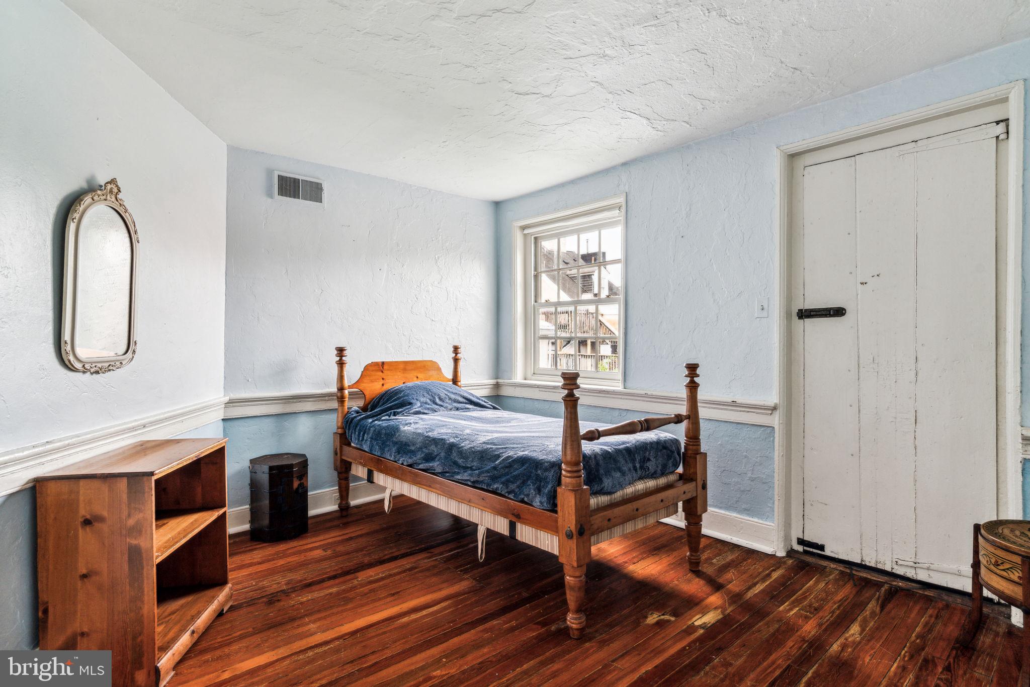 QUEEN VILLAGE - Residential
