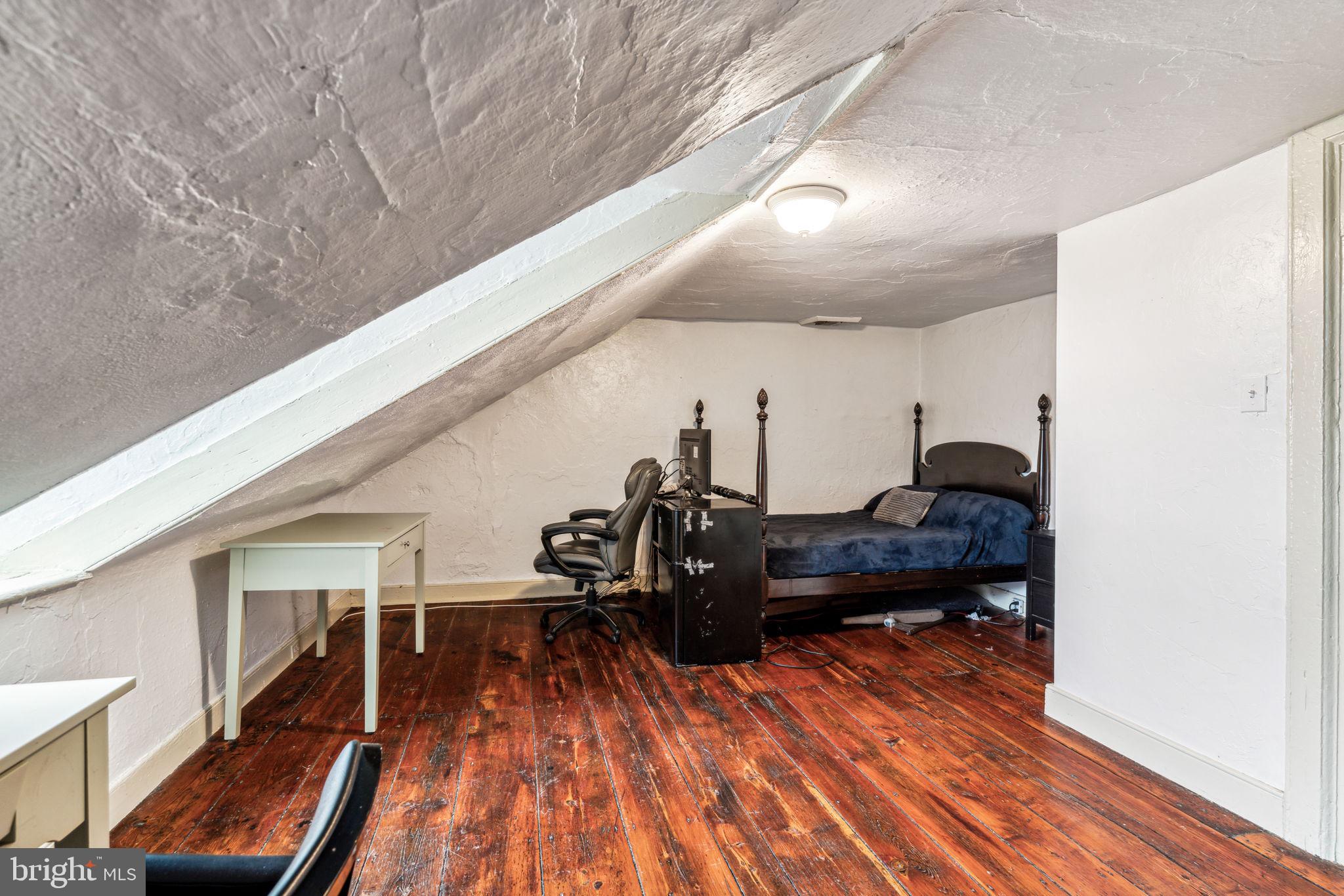 QUEEN VILLAGE - Residential