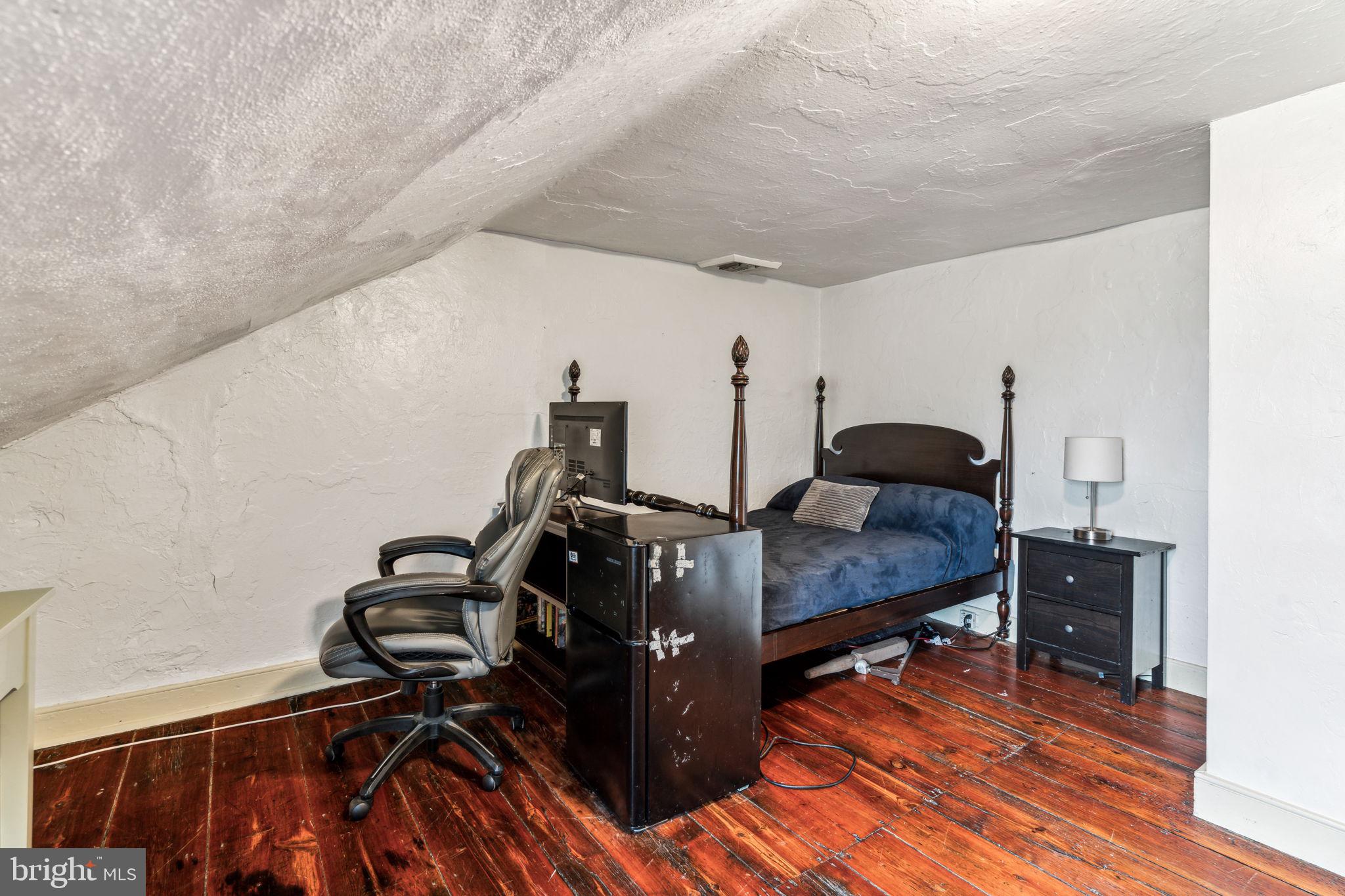 QUEEN VILLAGE - Residential
