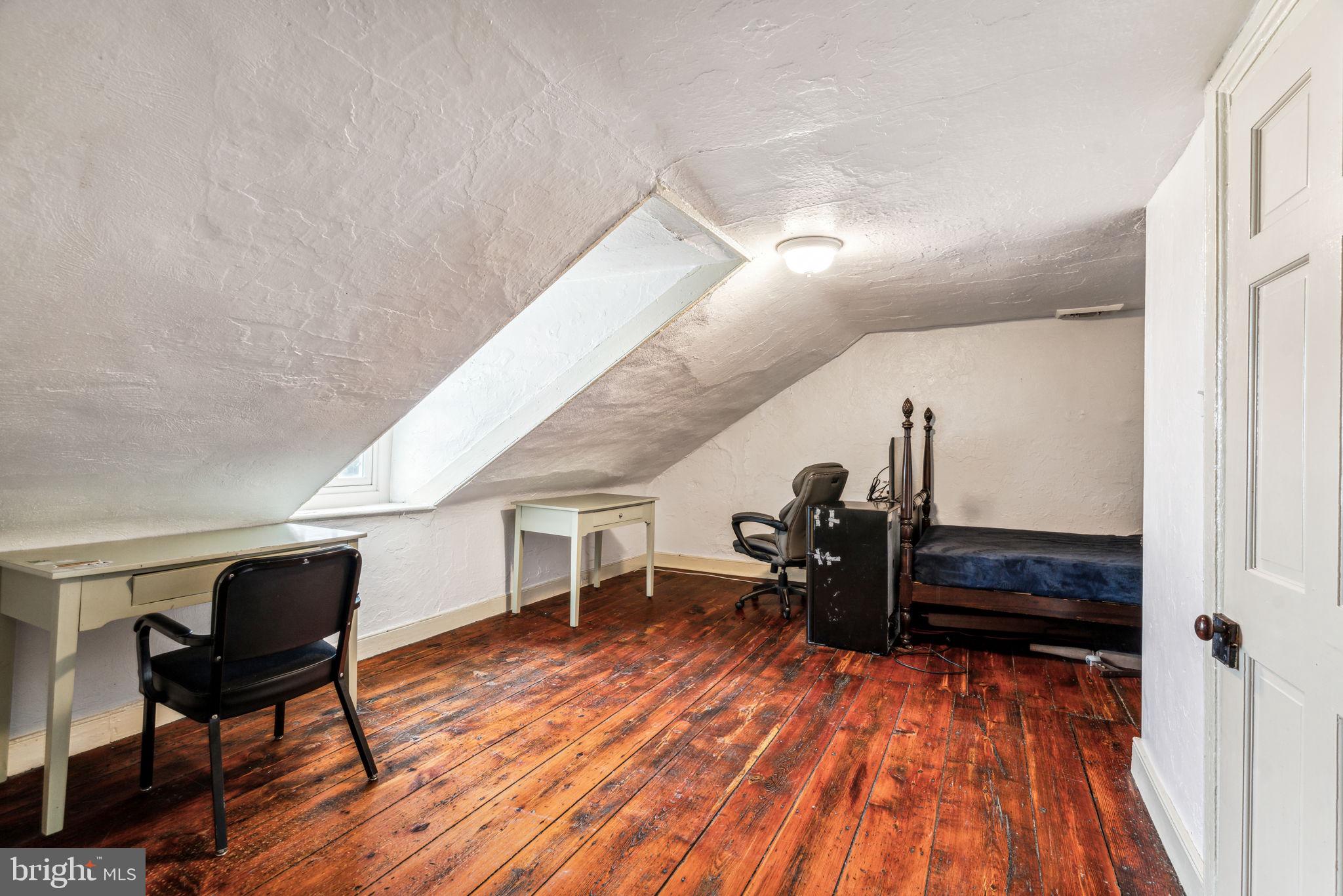 QUEEN VILLAGE - Residential