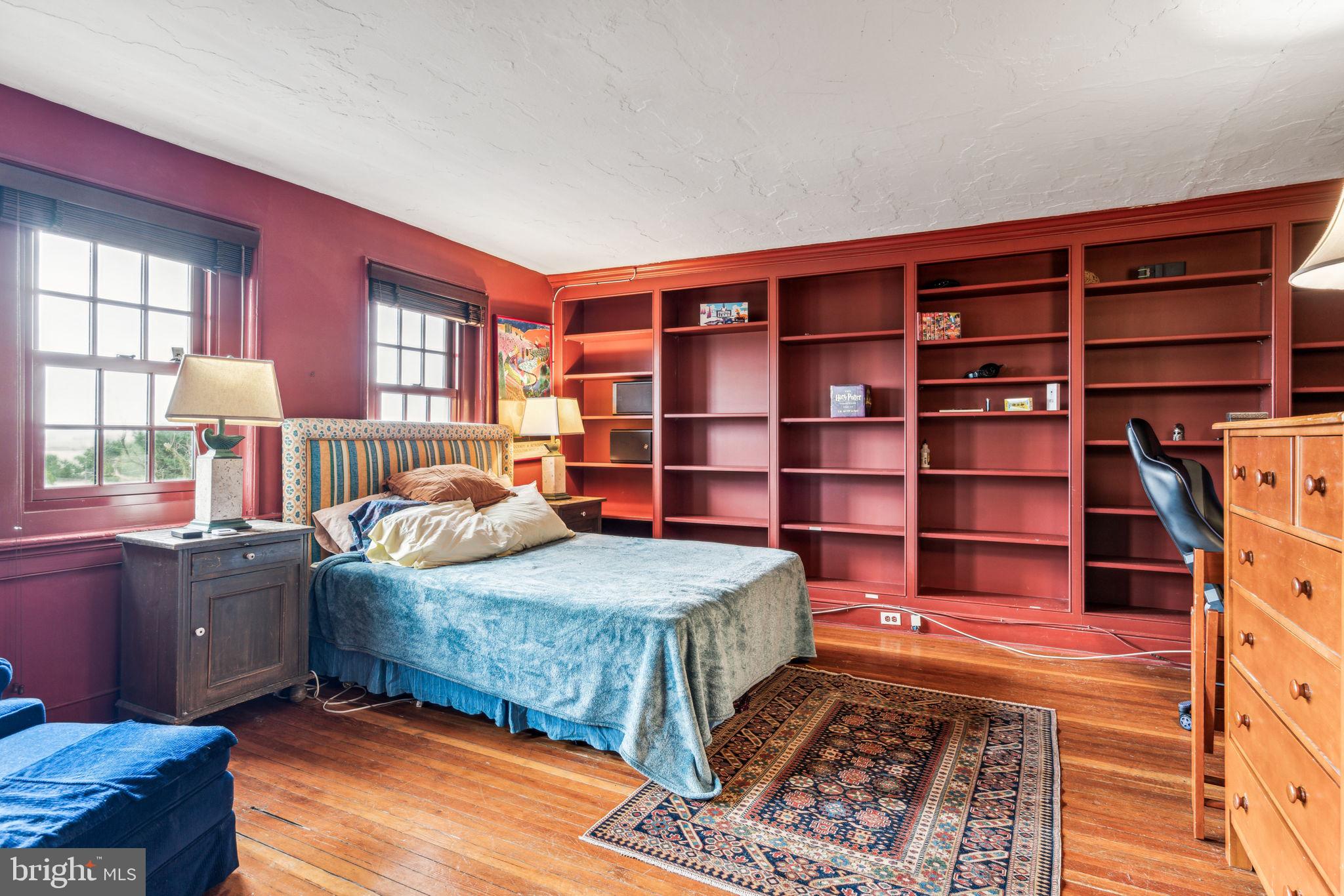 QUEEN VILLAGE - Residential