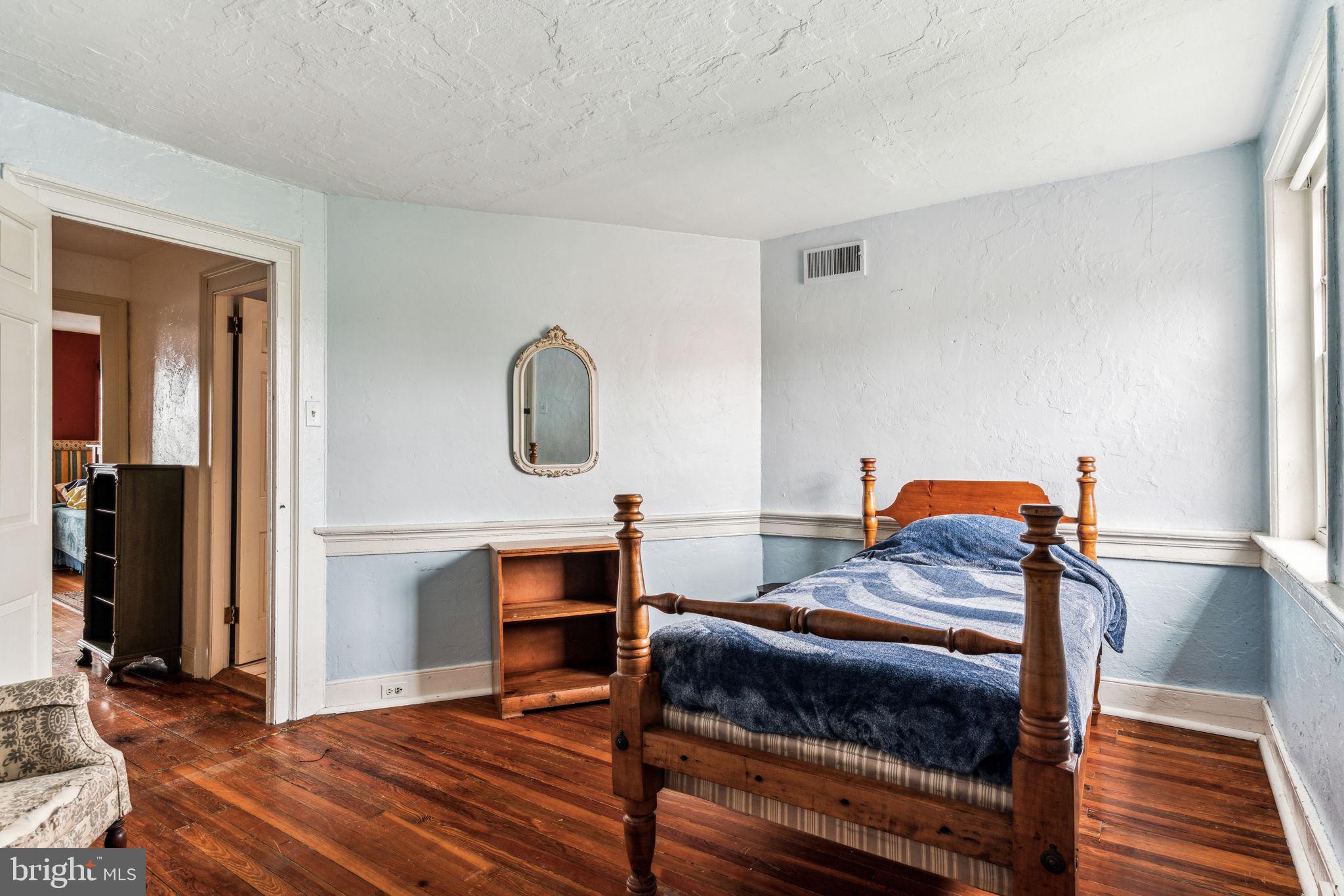 QUEEN VILLAGE - Residential
