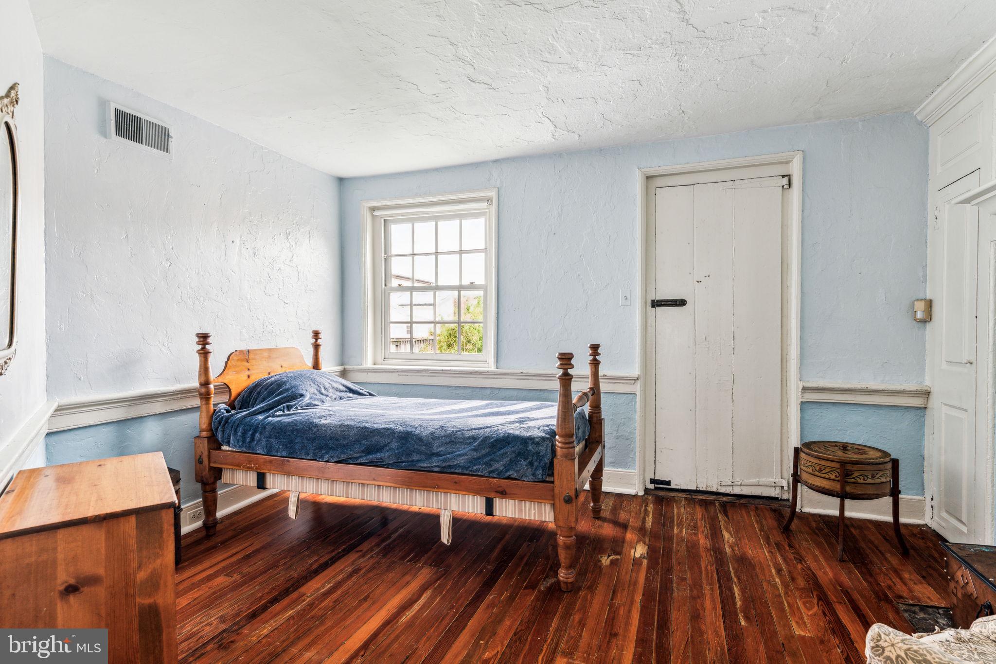 QUEEN VILLAGE - Residential