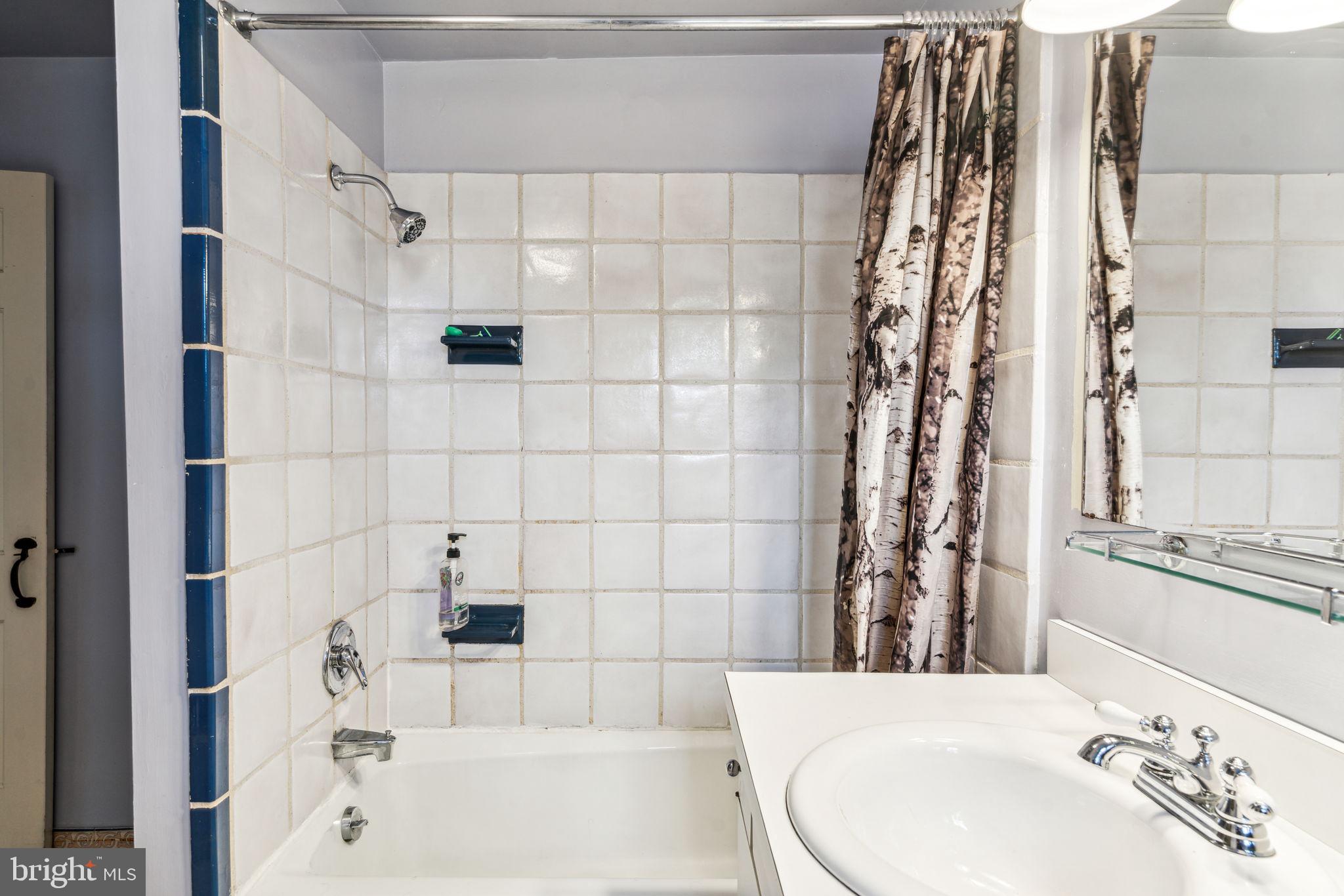QUEEN VILLAGE - Residential