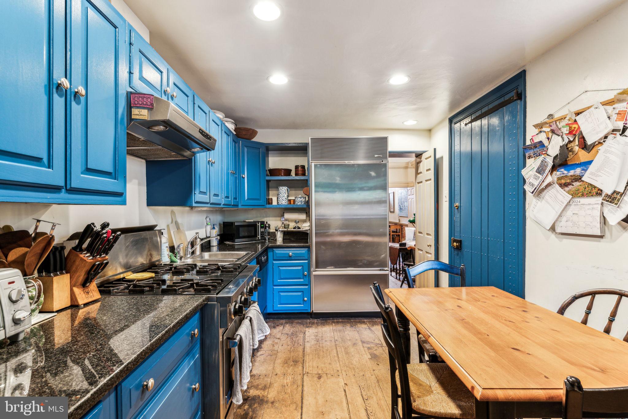 QUEEN VILLAGE - Residential