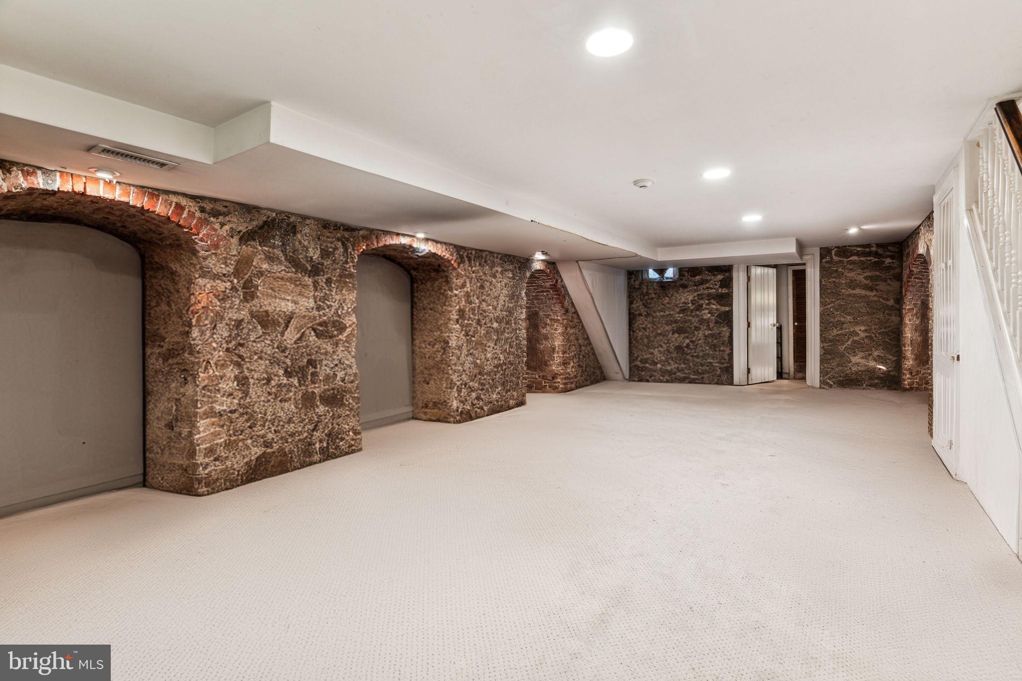 QUEEN VILLAGE - Residential