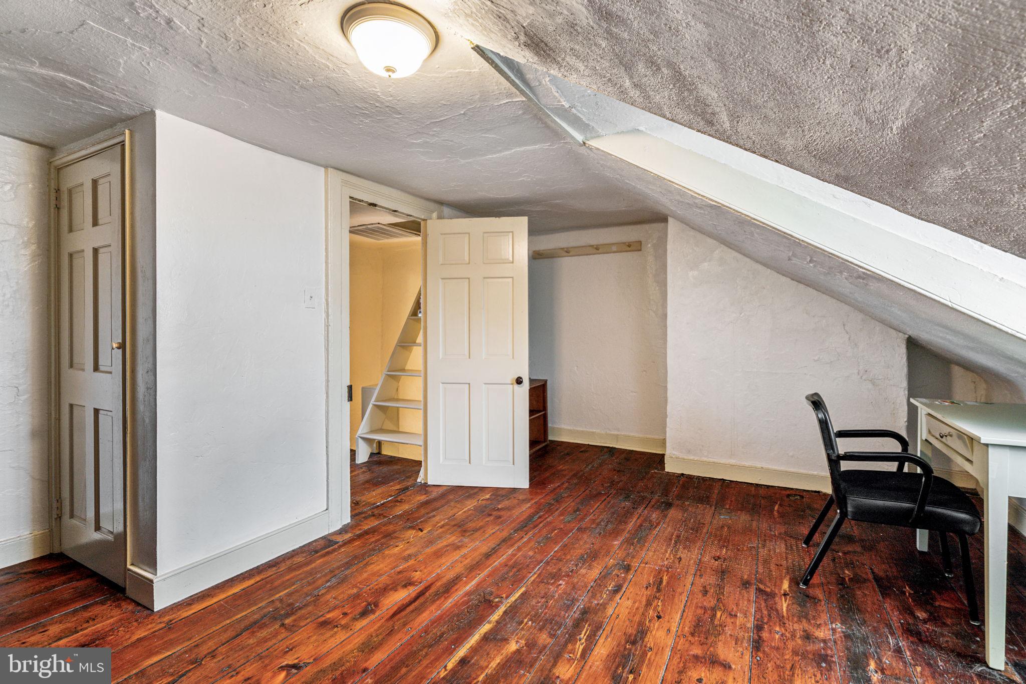 QUEEN VILLAGE - Residential