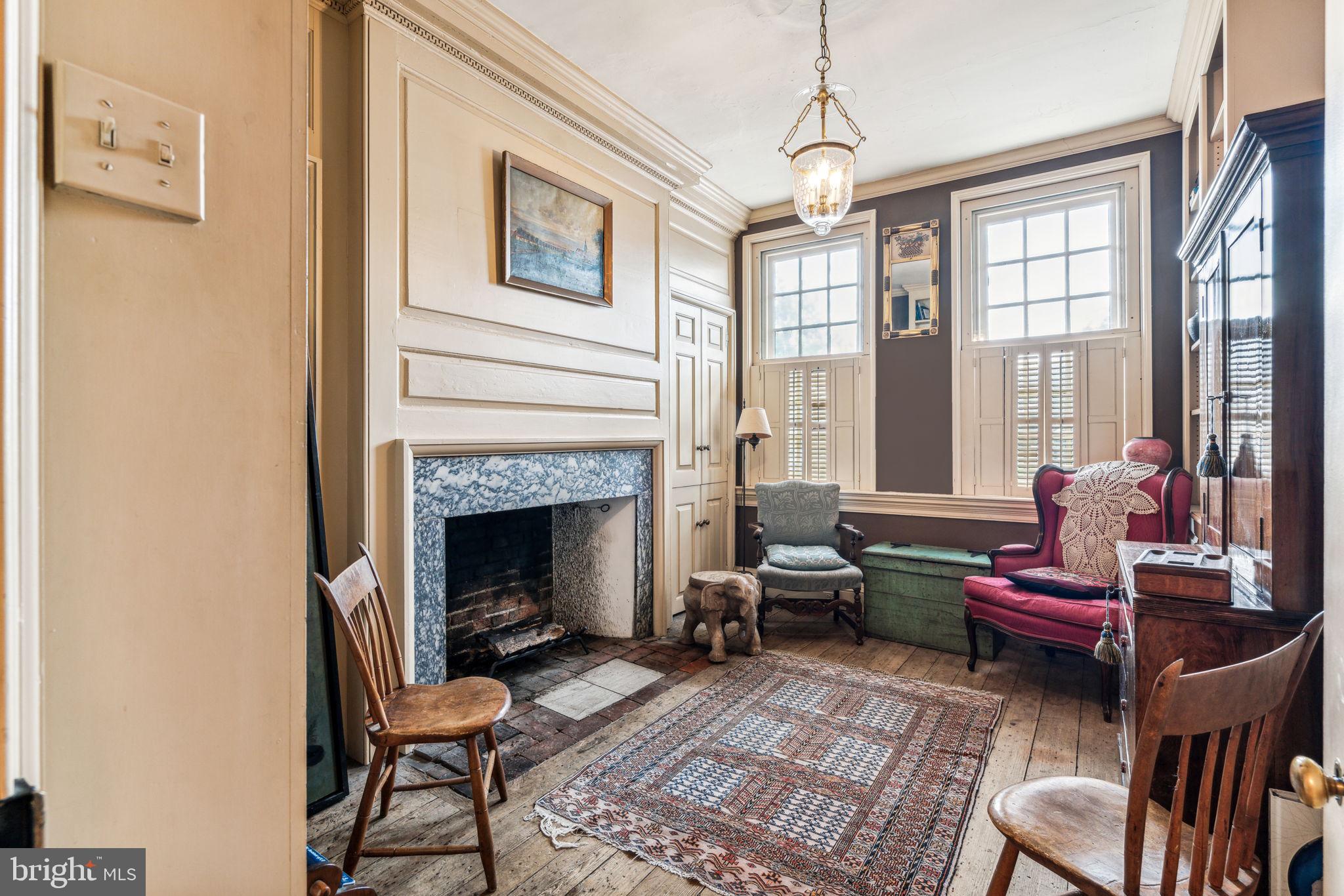 QUEEN VILLAGE - Residential