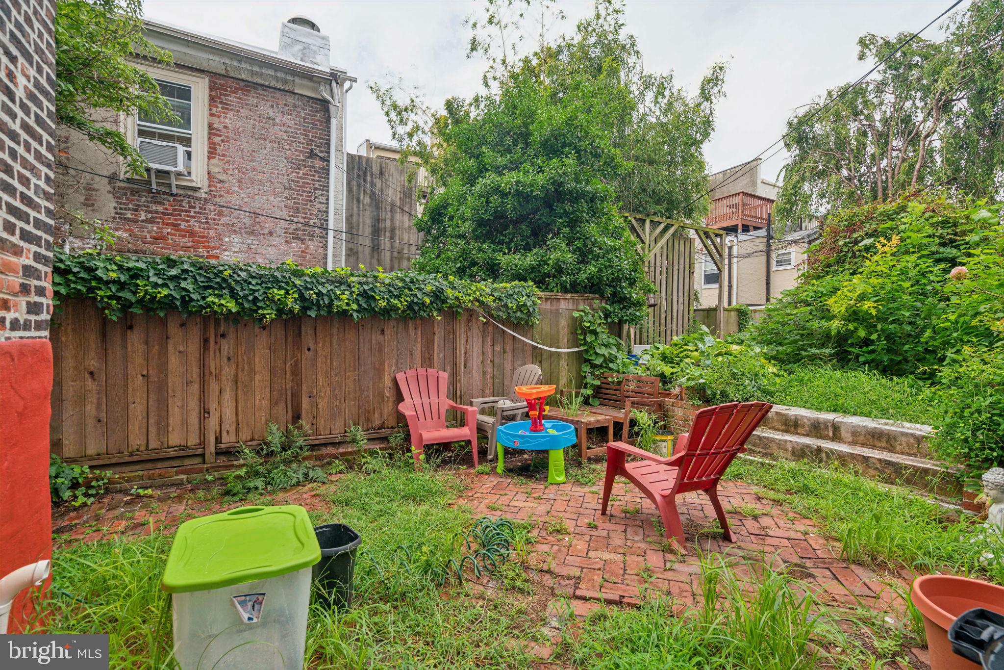 QUEEN VILLAGE - Residential