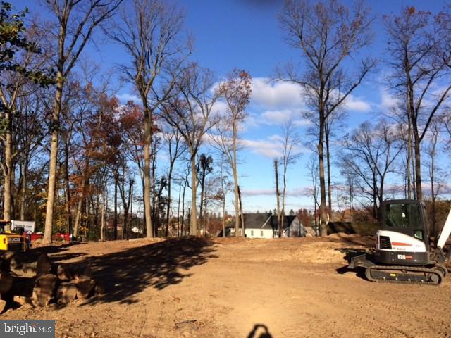 Ready for your new home, bring your own builder, large .90 acre cleared building lot located in distinguished Fairfax Farms neighborhood on a cul de sac overlooking the countryside, close to Apple Hill/Well span medical center & York Hospital, minutes to I-83, Easy commute to MD or Harrisburg.  Perc approved & public water at RD