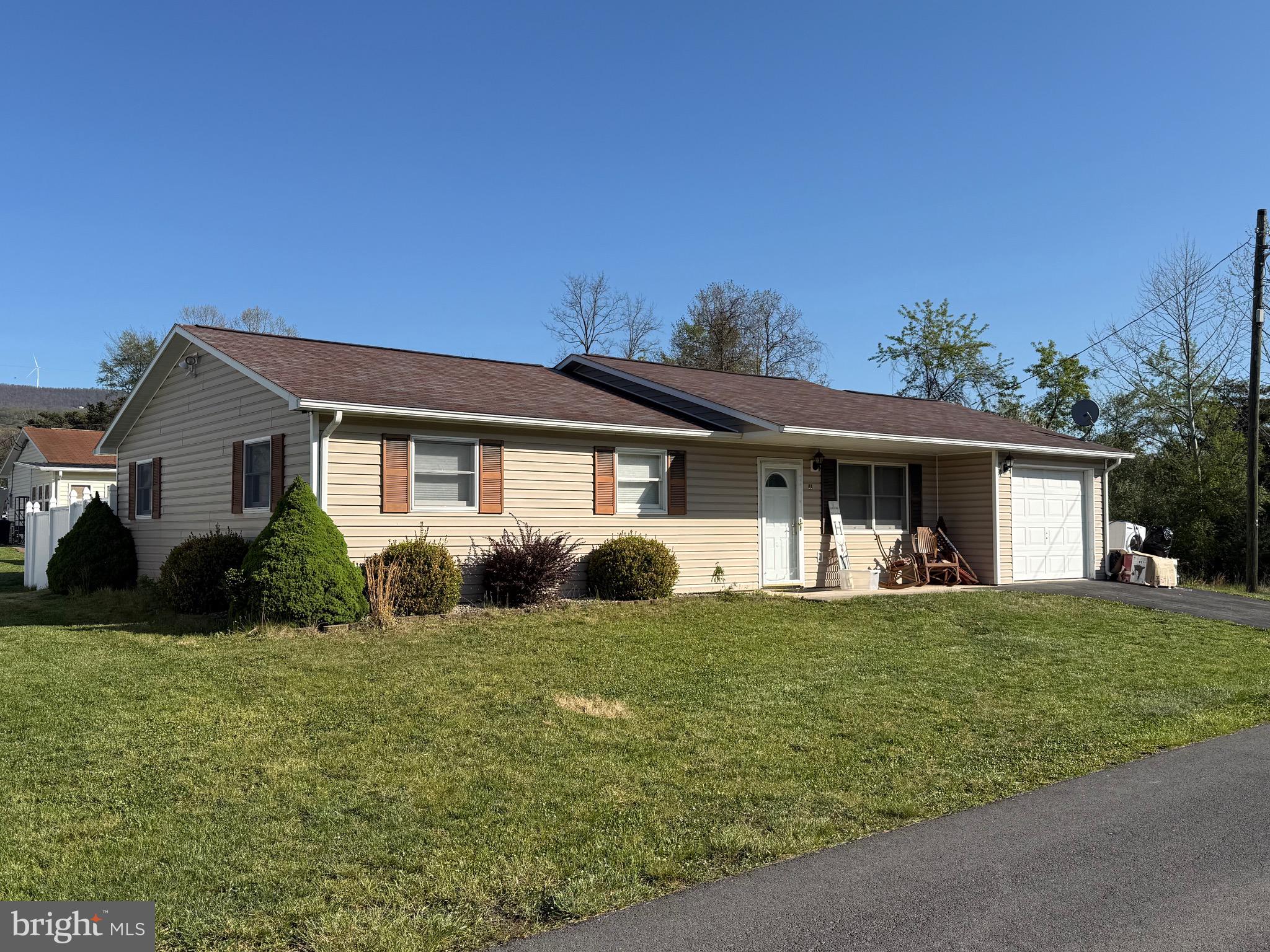 3 BED, 1 BATH VINYL RANCHER ON 0.10 ACRE CORNER LOT IN QUAIL VALLEY SUBDIV.  BUILT ON FULL SLAB.  1 CAR ATTACH GARAGE. FULLY EQUIPPED EAT-IN KITCHEN. LAUNDRY ROOM. VINYL FENCE, REAR YARD. MUCH, MUCH MORE AND A MUST SEE!