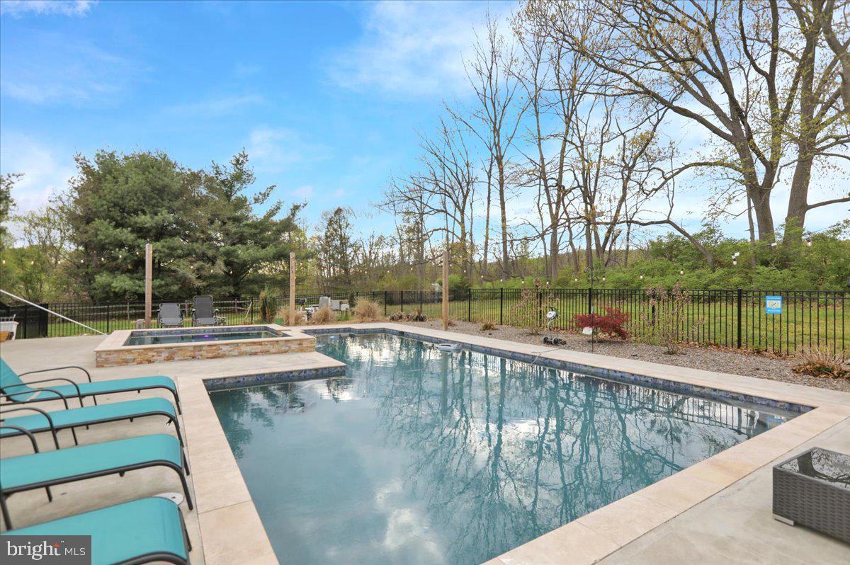 EST @ CEDAR HOLLOW - Residential
