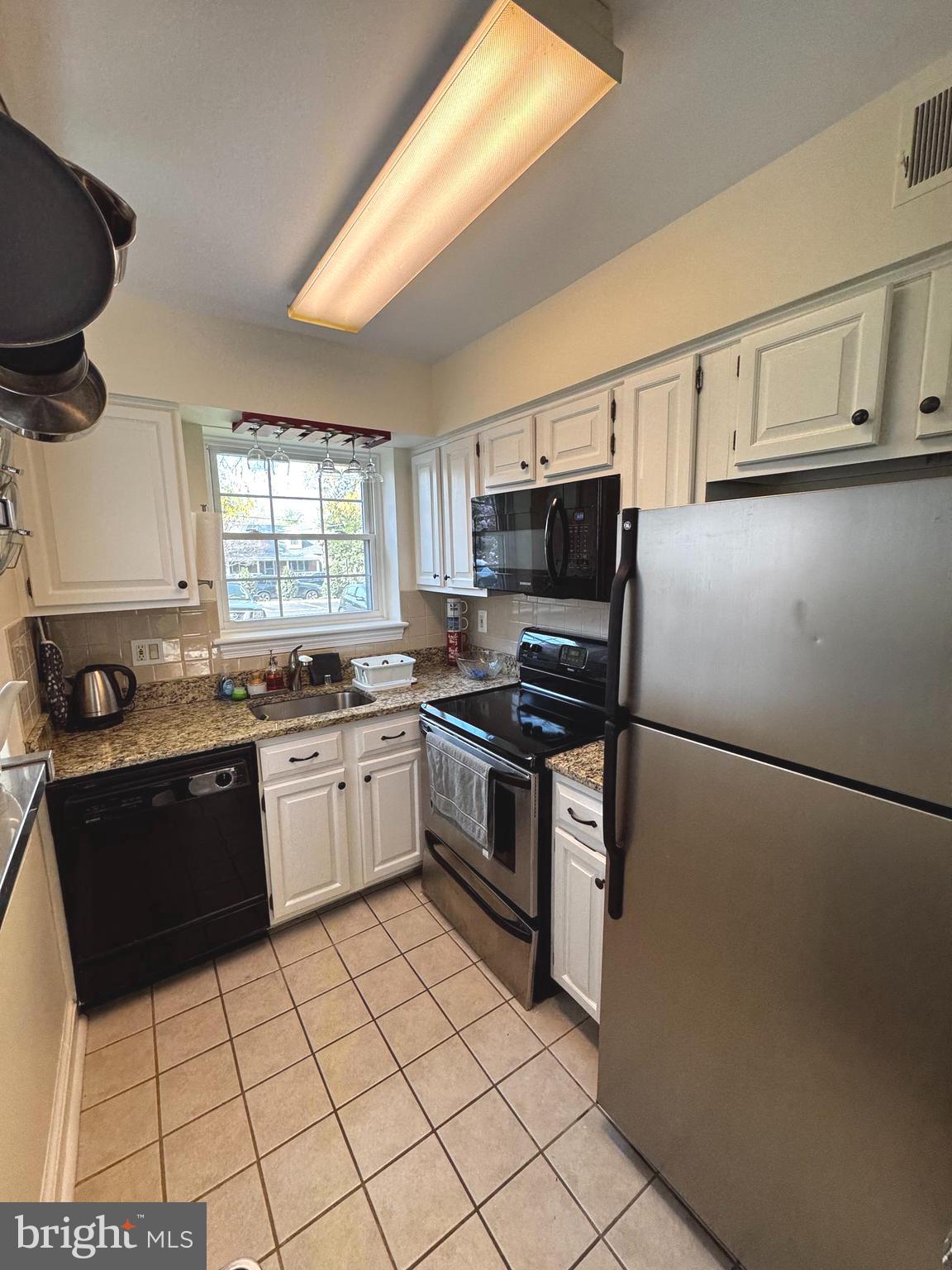 PALISADE GARDENS - Residential Lease