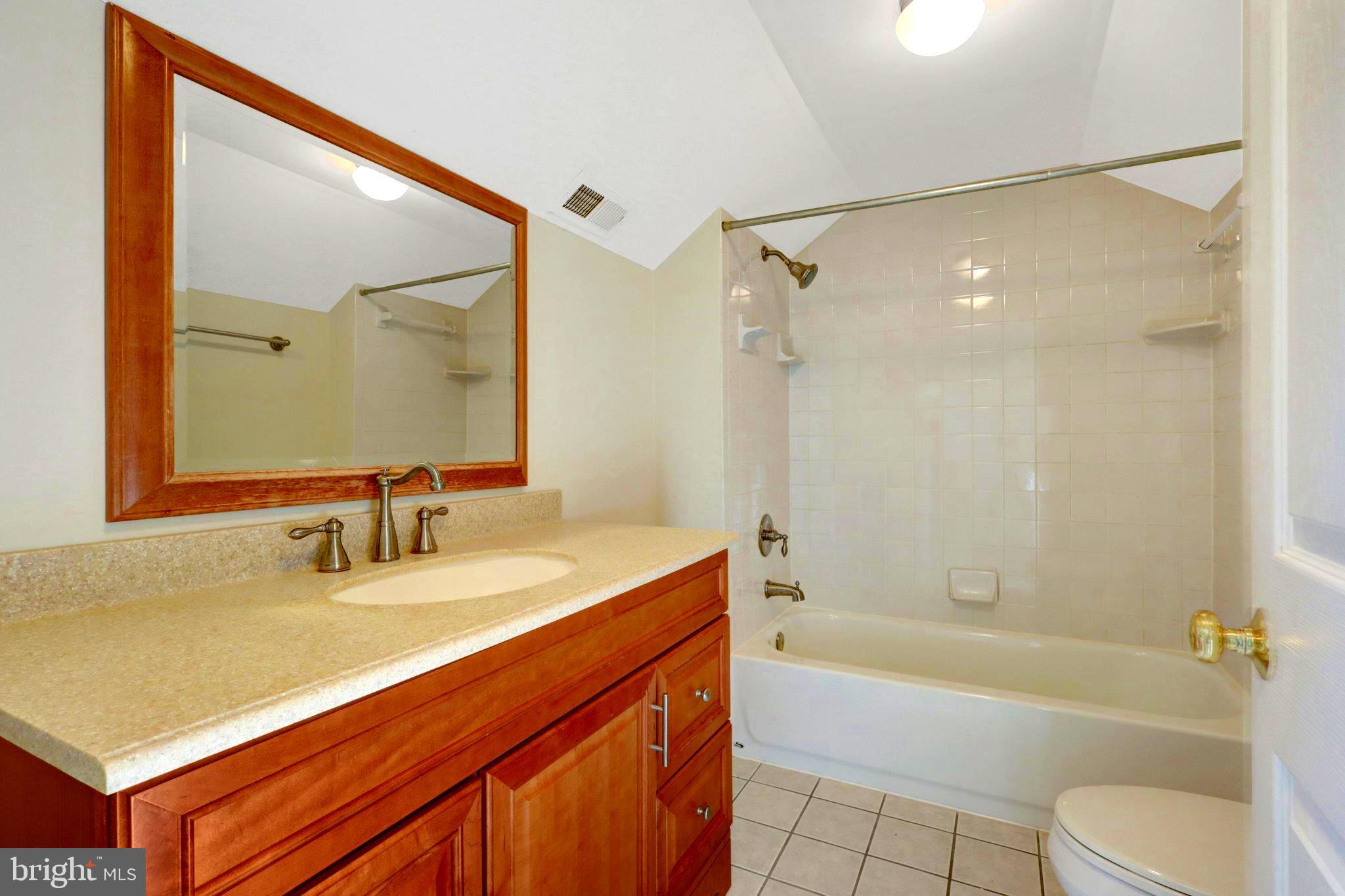 LOISDALE ESTATES - Residential Lease